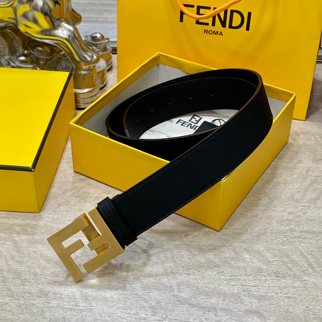 
FENDl 宽40MM双面原版小牛皮 搭配单钌钯电镀扣 完美的手感.油边 出众的设计.风格 高贵奢华 