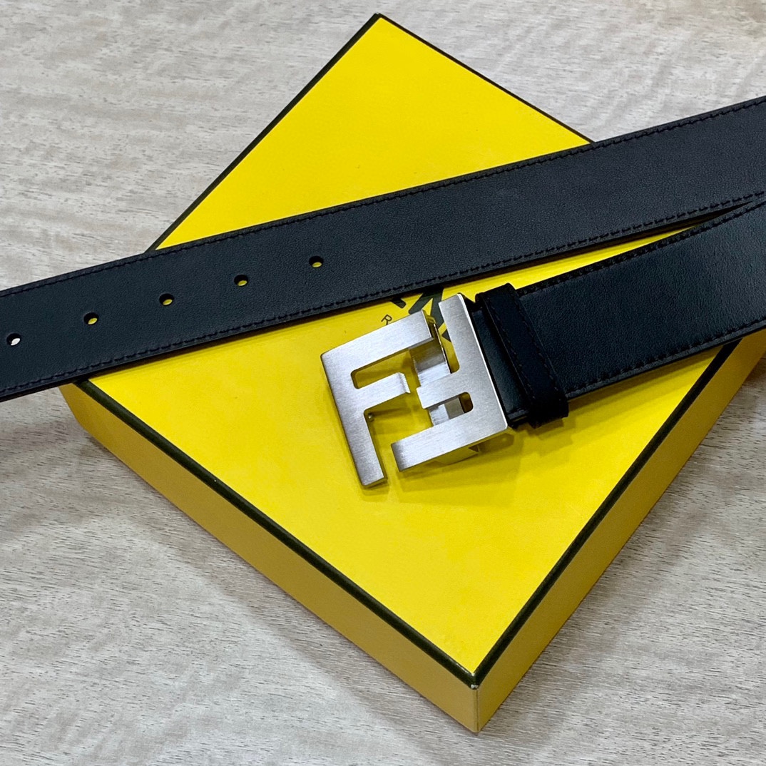 
FENDl 宽40MM双面原版小牛皮 搭配单钌钯电镀扣 完美的手感.油边 出众的设计.风格 高贵奢华 