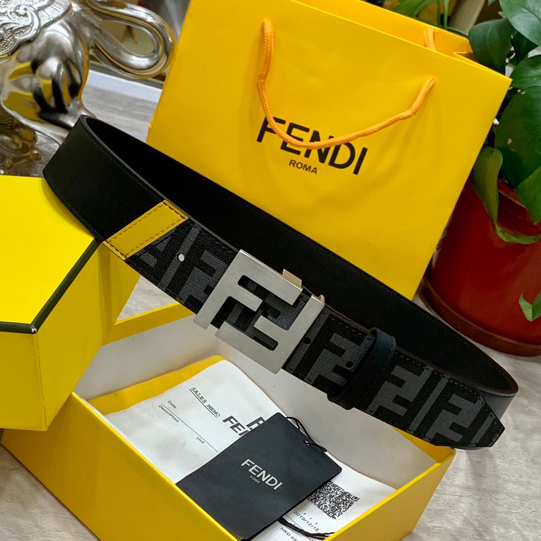 
FENDl 宽40MM双面原版小牛皮 搭配单钌钯电镀扣 完美的手感.油边 出众的设计.风格 高贵奢华 