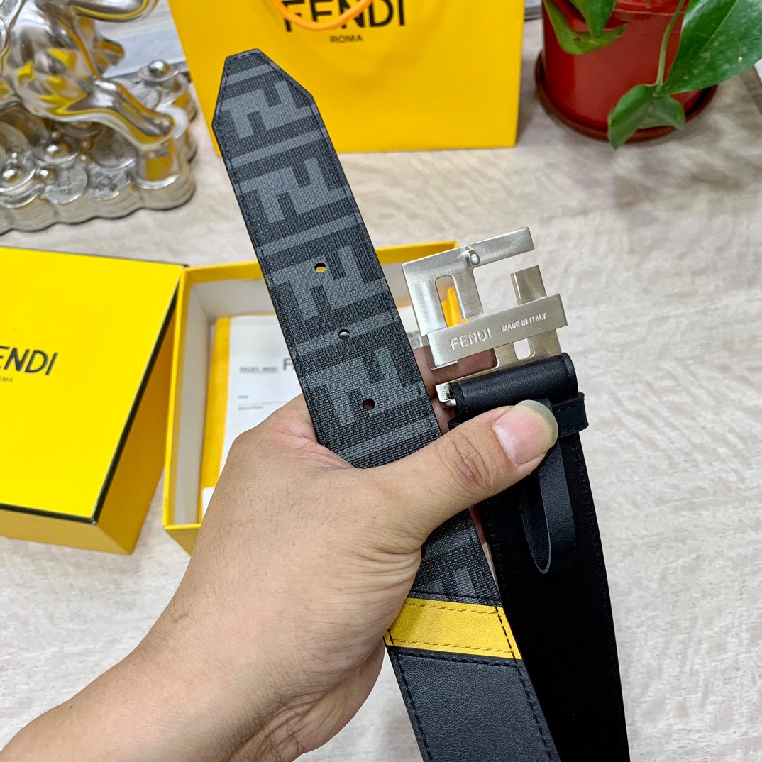 
FENDl 宽40MM双面原版小牛皮 搭配单钌钯电镀扣 完美的手感.油边 出众的设计.风格 高贵奢华 