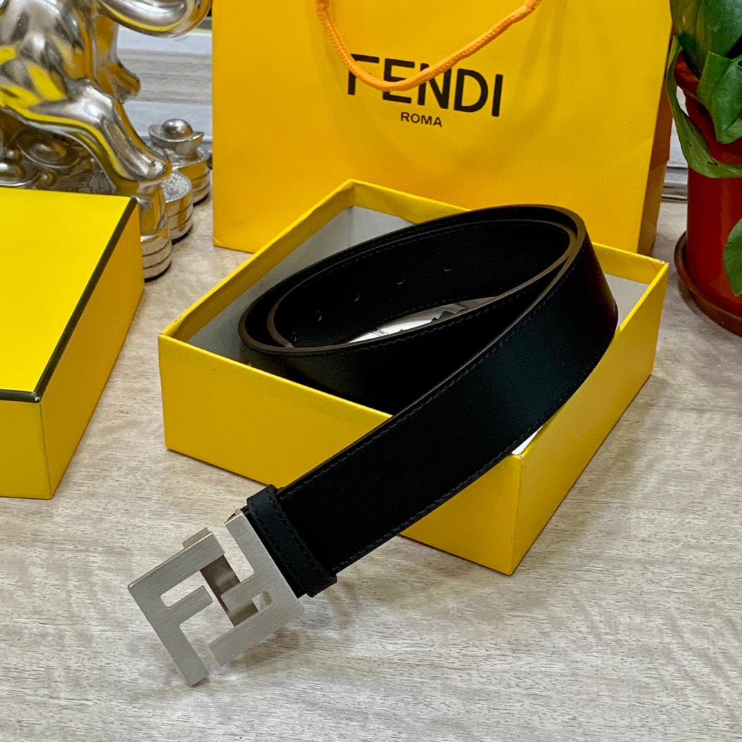 
FENDl 宽40MM双面原版小牛皮 搭配单钌钯电镀扣 完美的手感.油边 出众的设计.风格 高贵奢华 