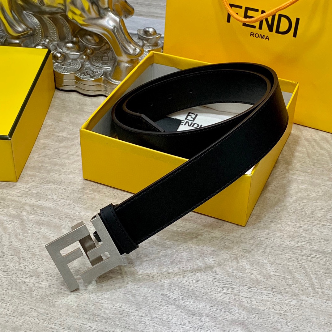 
FENDl 宽40MM双面原版小牛皮 搭配单钌钯电镀扣 完美的手感.油边 出众的设计.风格 高贵奢华 