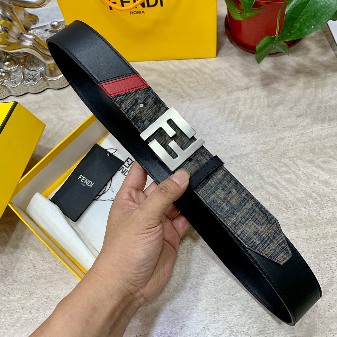 
FENDl 宽40MM双面原版小牛皮 搭配单钌钯电镀扣 完美的手感.油边 出众的设计.风格 高贵奢华 