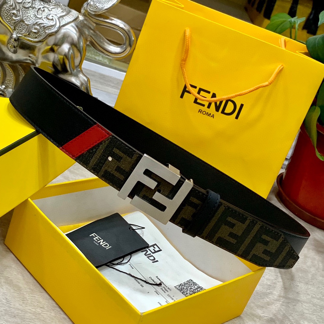 
FENDl 宽40MM双面原版小牛皮 搭配单钌钯电镀扣 完美的手感.油边 出众的设计.风格 高贵奢华 