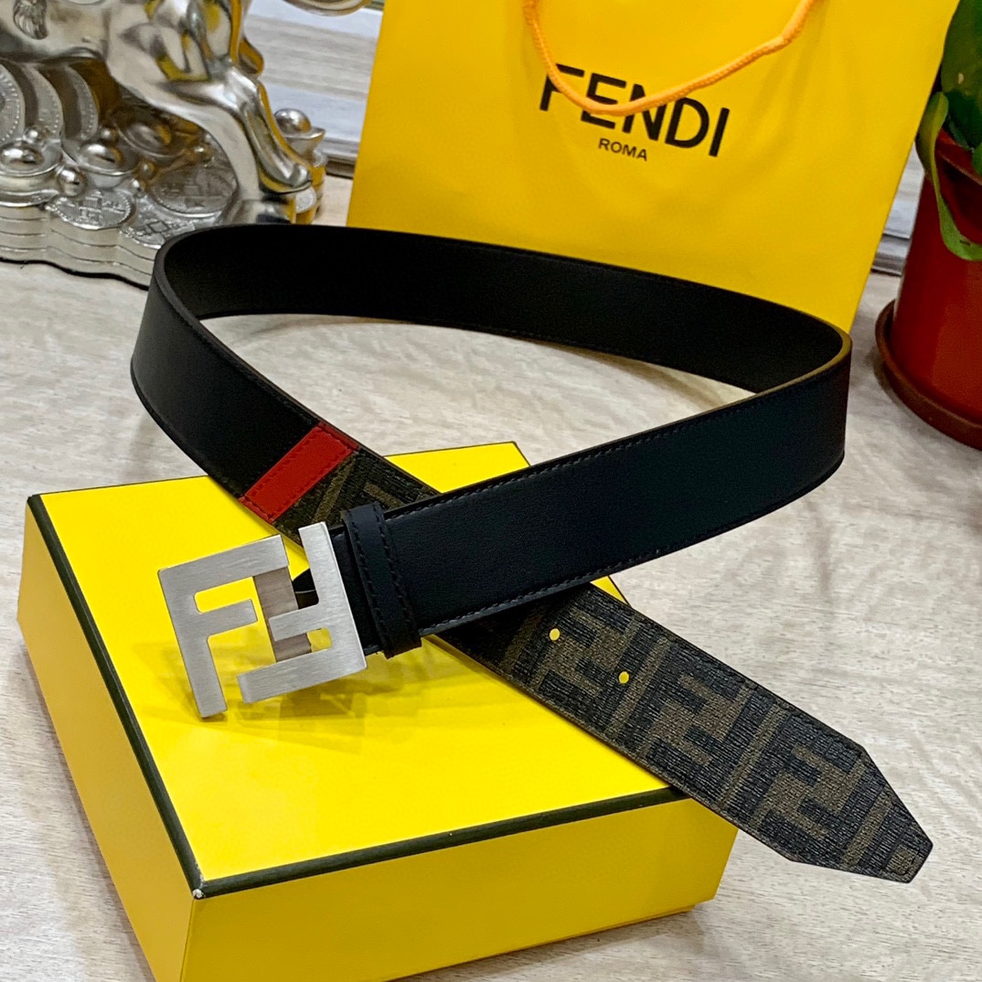 
FENDl 宽40MM双面原版小牛皮 搭配单钌钯电镀扣 完美的手感.油边 出众的设计.风格 高贵奢华 