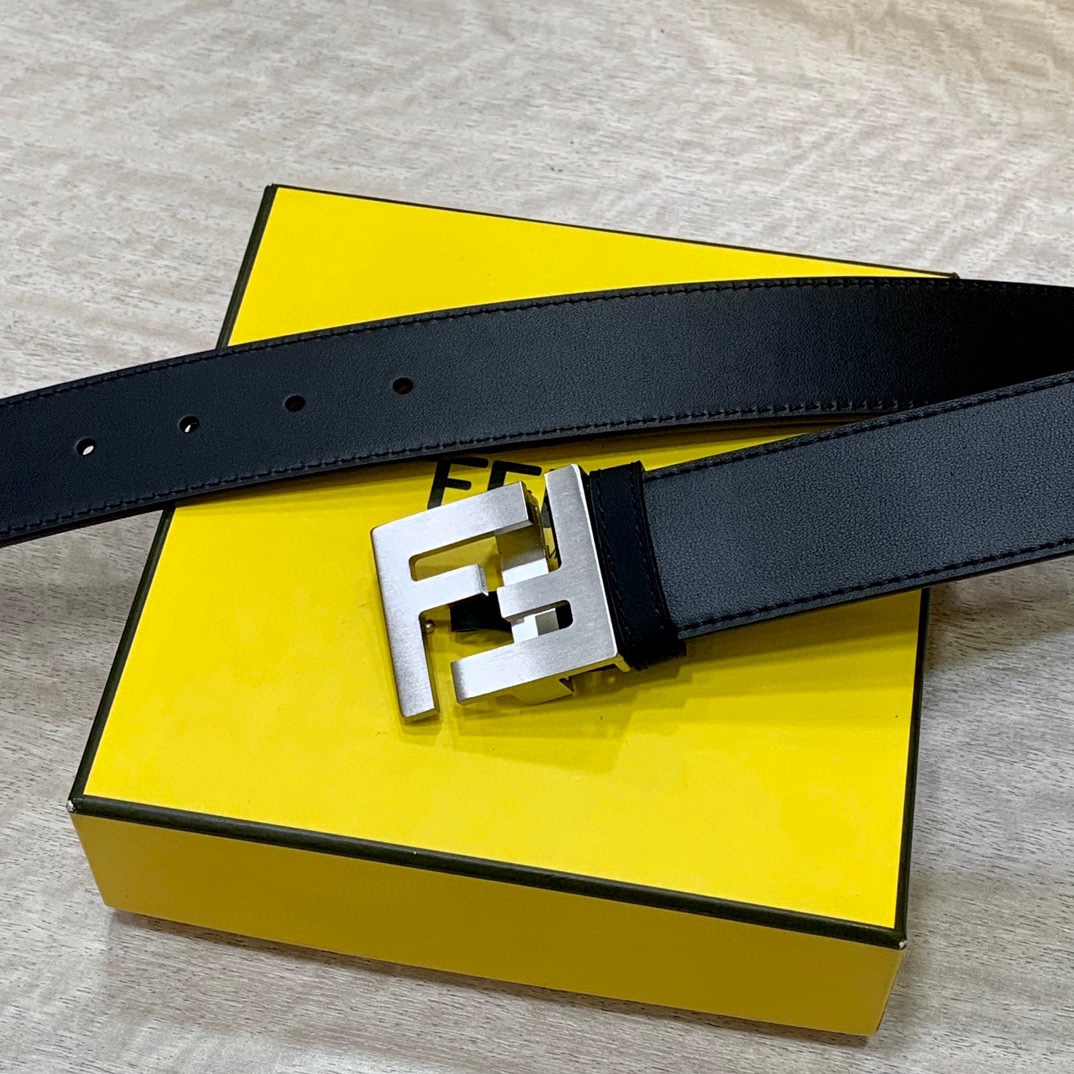 
FENDl 宽40MM双面原版小牛皮 搭配单钌钯电镀扣 完美的手感.油边 出众的设计.风格 高贵奢华 