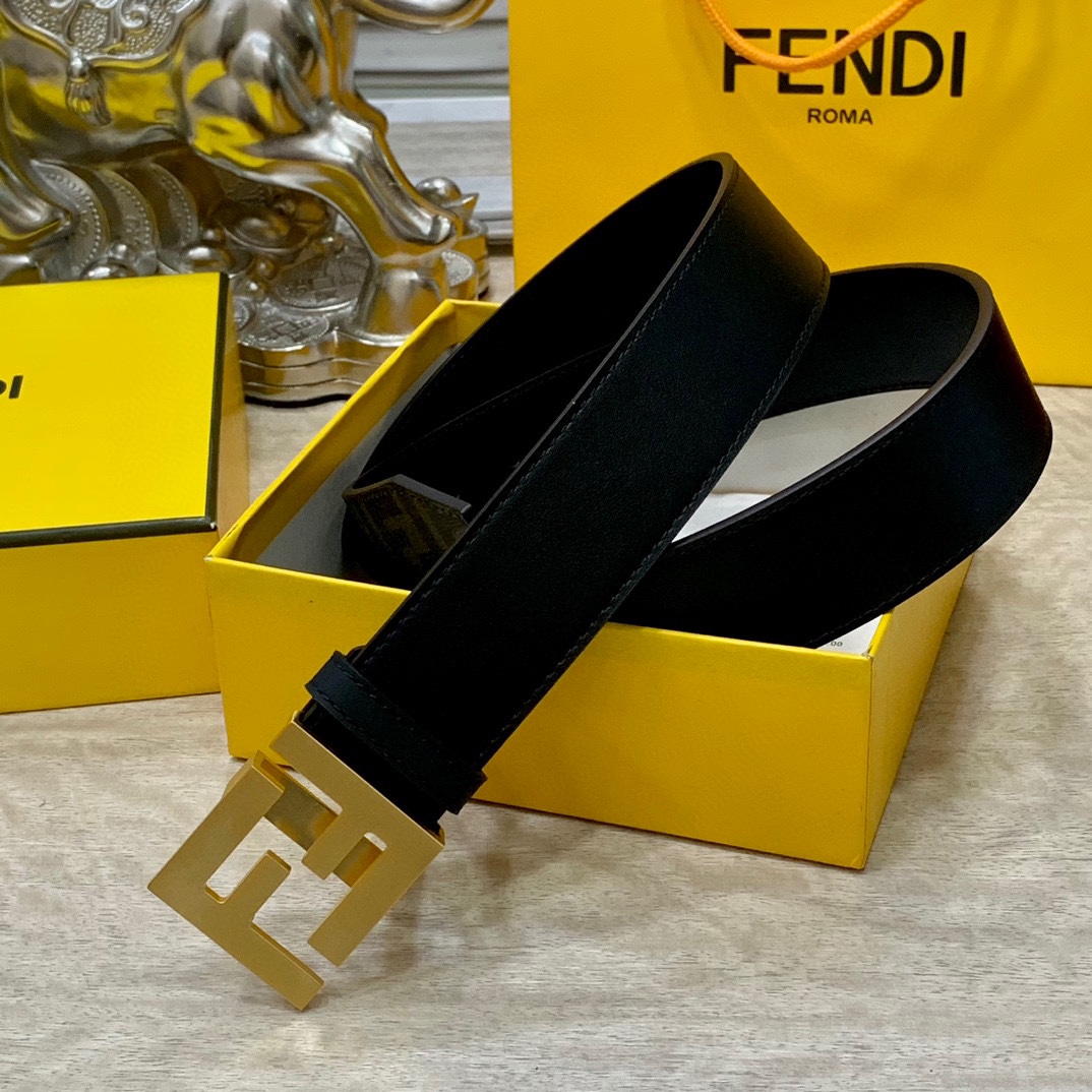 
FENDl 宽40MM双面原版小牛皮 搭配单钌钯电镀扣 完美的手感.油边 出众的设计.风格 高贵奢华 