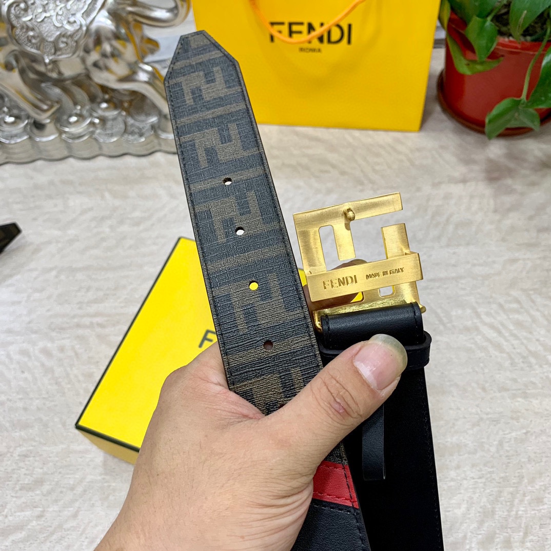 
FENDl 宽40MM双面原版小牛皮 搭配单钌钯电镀扣 完美的手感.油边 出众的设计.风格 高贵奢华 
