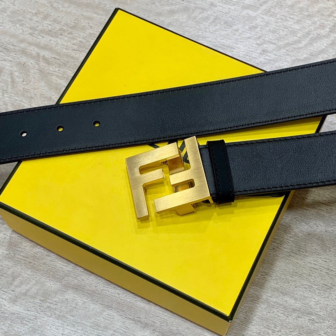 
FENDl 宽40MM双面原版小牛皮 搭配单钌钯电镀扣 完美的手感.油边 出众的设计.风格 高贵奢华 