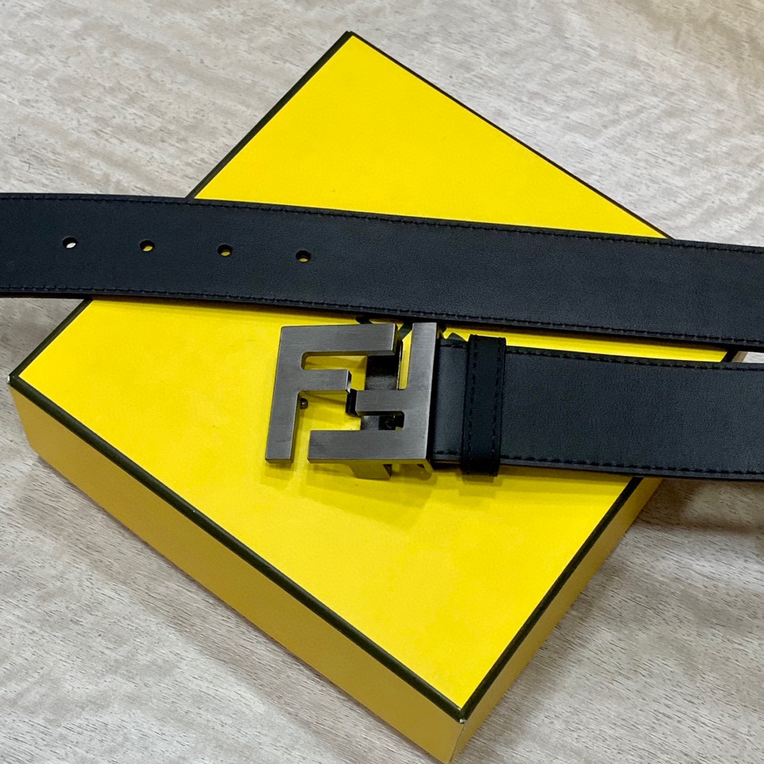 
FENDl 宽40MM双面原版小牛皮 搭配单钌钯电镀扣 完美的手感.油边 出众的设计.风格 高贵奢华 