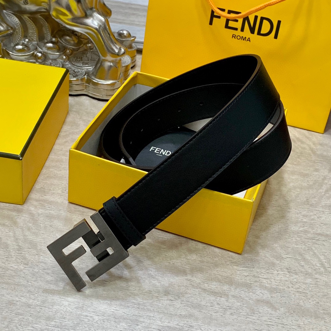 
FENDl 宽40MM双面原版小牛皮 搭配单钌钯电镀扣 完美的手感.油边 出众的设计.风格 高贵奢华 