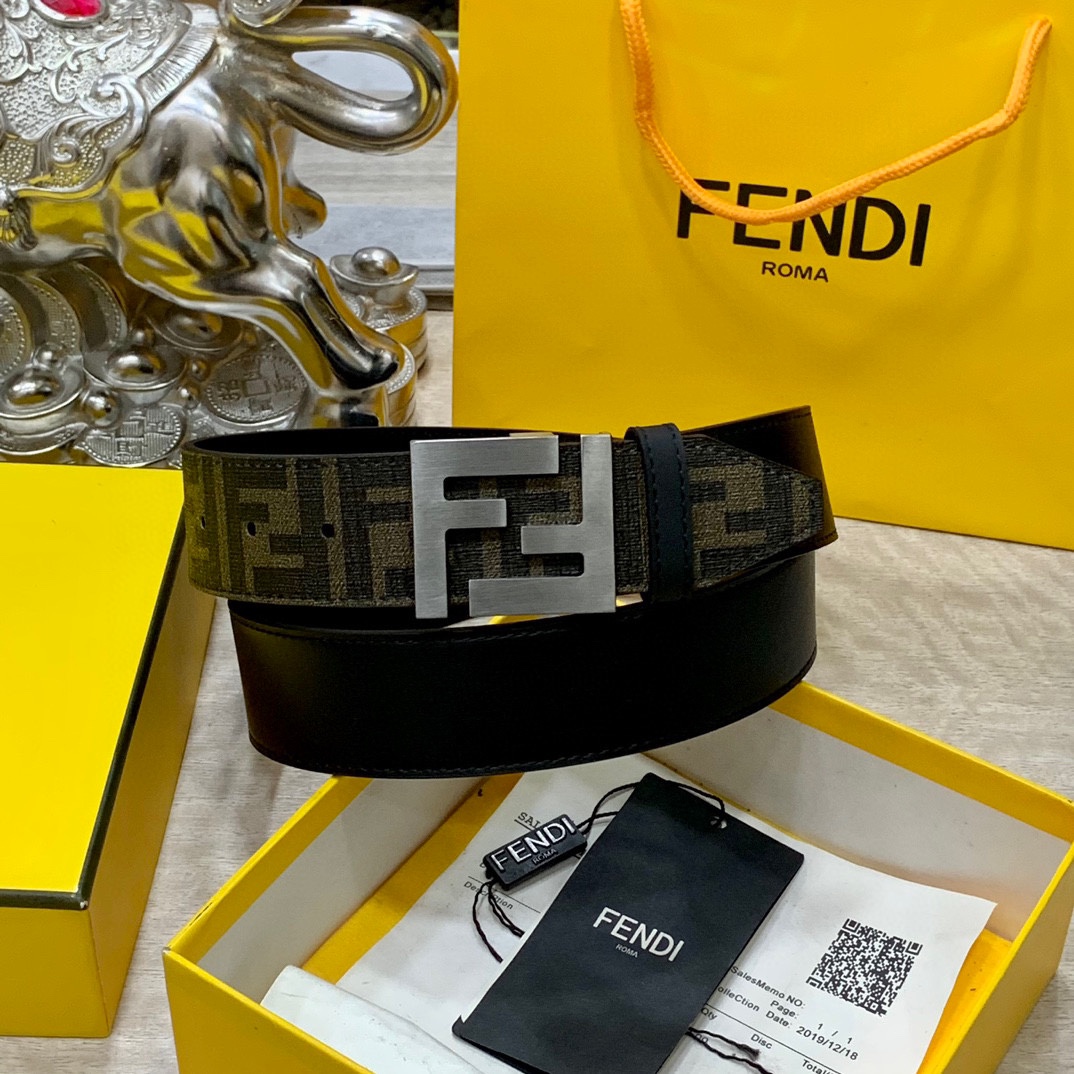 
FENDl 宽40MM双面原版小牛皮 搭配单钌钯电镀扣 完美的手感.油边 出众的设计.风格 高贵奢华 
