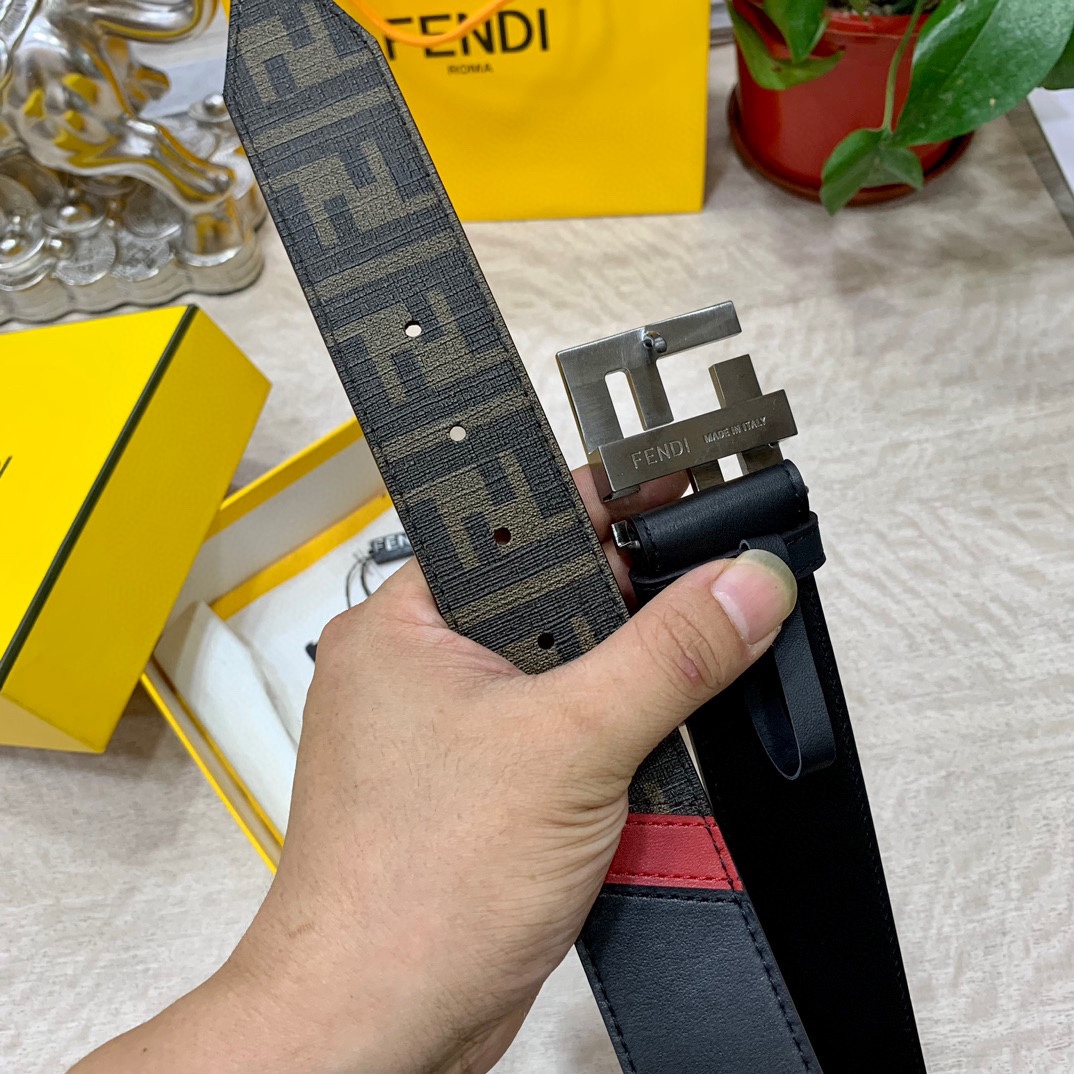 
FENDl 宽40MM双面原版小牛皮 搭配单钌钯电镀扣 完美的手感.油边 出众的设计.风格 高贵奢华 
