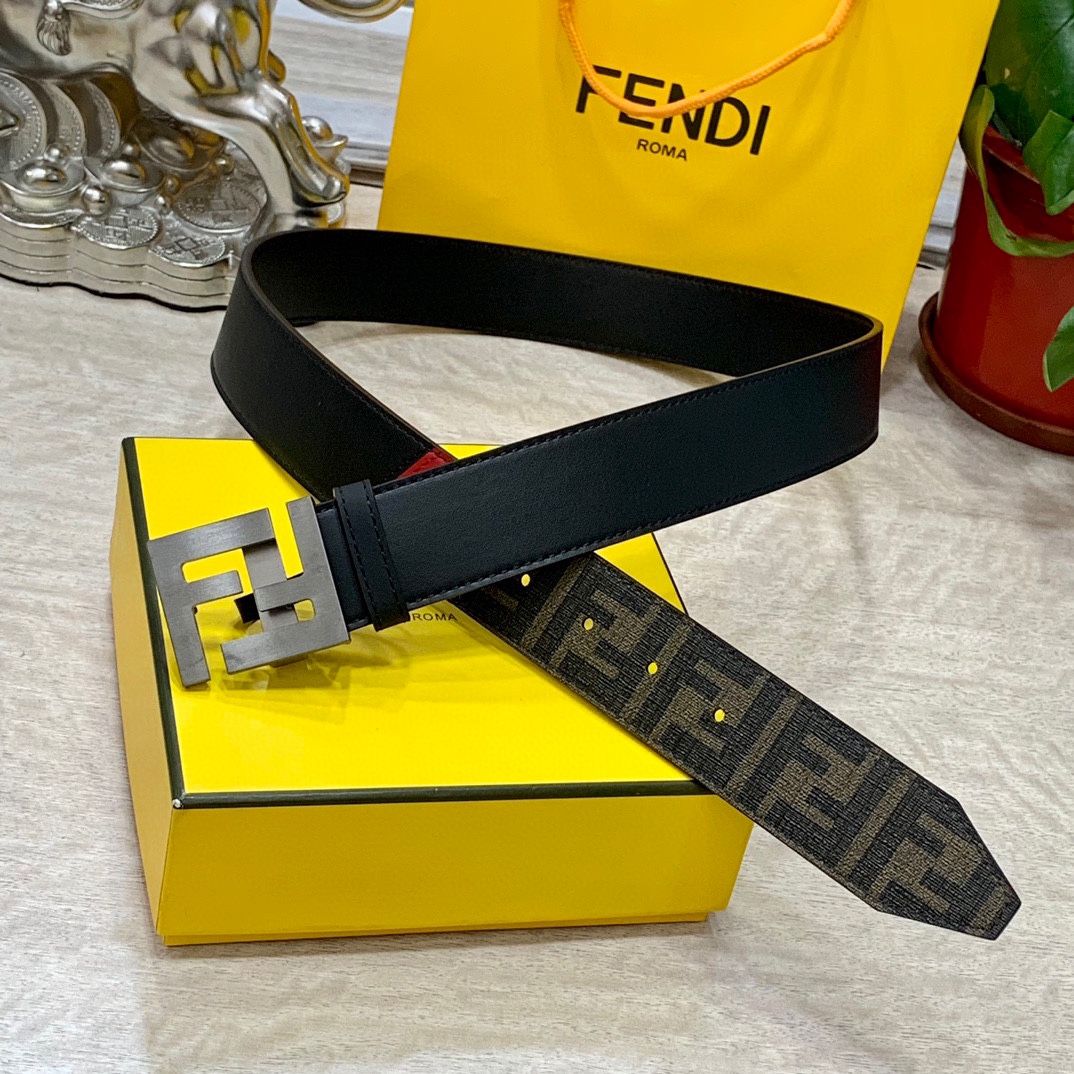 
FENDl 宽40MM双面原版小牛皮 搭配单钌钯电镀扣 完美的手感.油边 出众的设计.风格 高贵奢华 