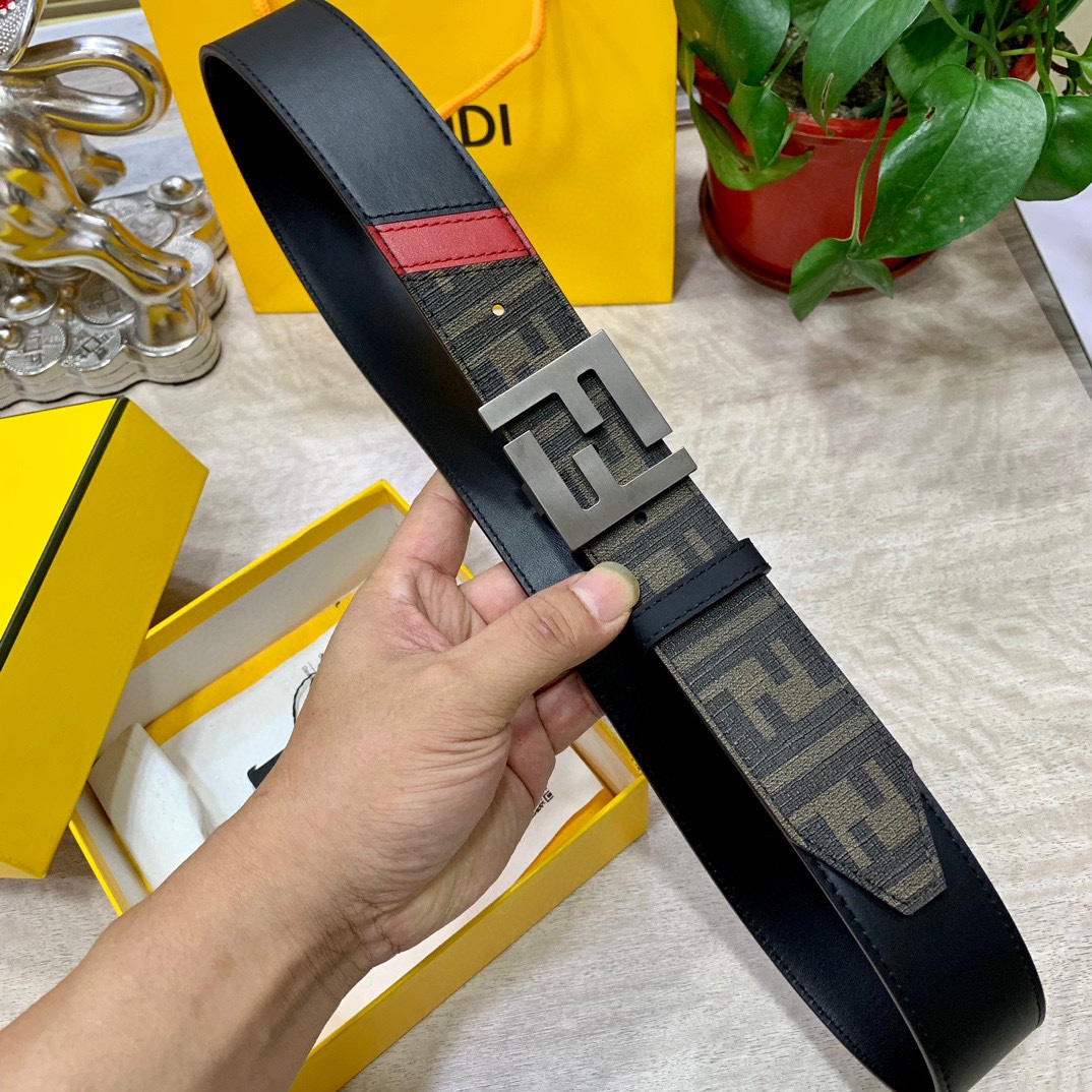 
FENDl 宽40MM双面原版小牛皮 搭配单钌钯电镀扣 完美的手感.油边 出众的设计.风格 高贵奢华 