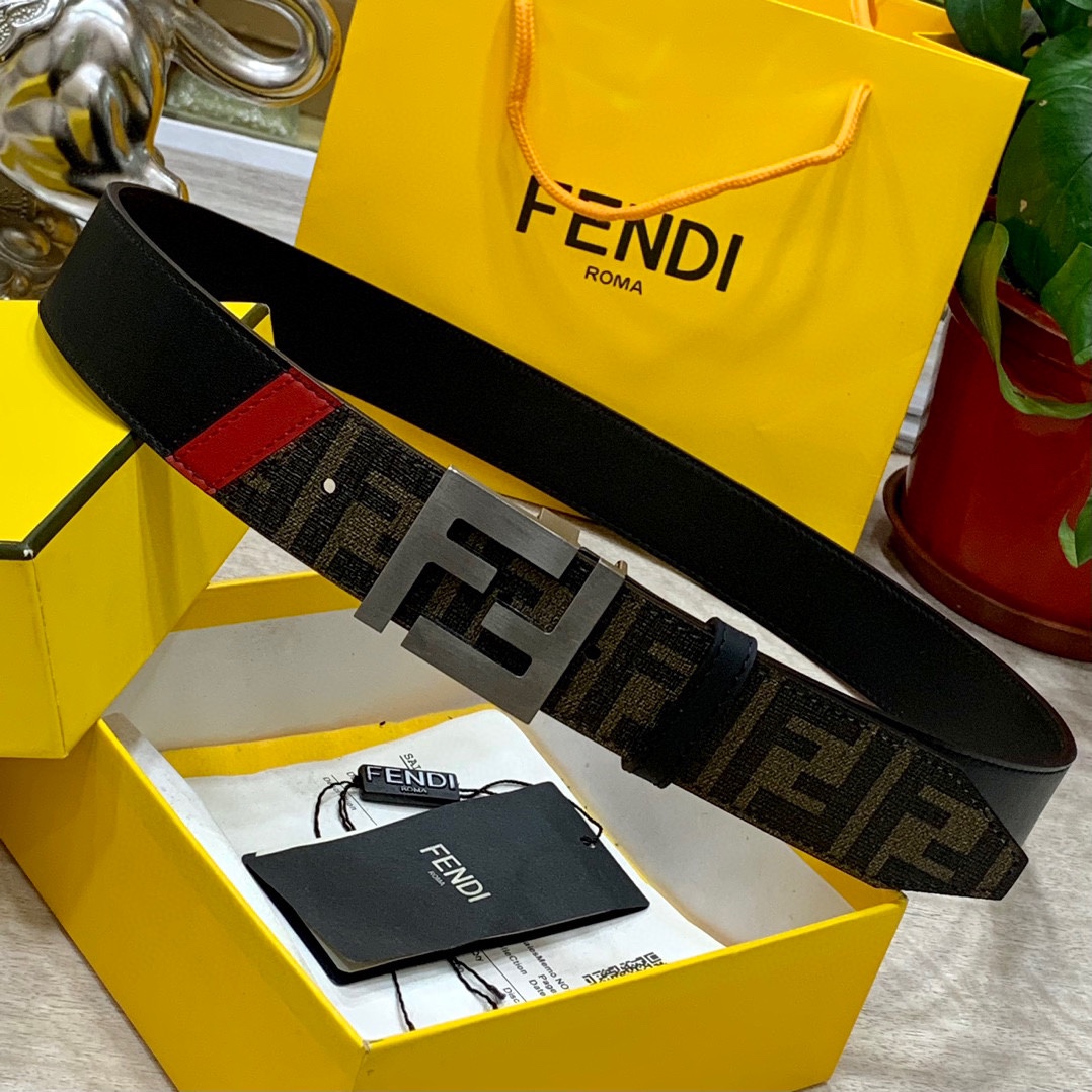 
FENDl 宽40MM双面原版小牛皮 搭配单钌钯电镀扣 完美的手感.油边 出众的设计.风格 高贵奢华 