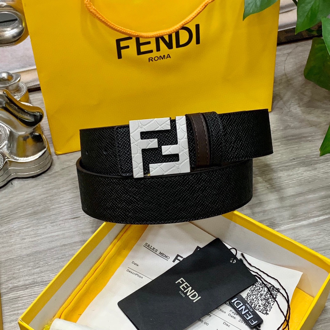 
        FENDl （芬迪）宽40MM双面原版小牛皮 搭配单钌钯电镀扣 完美的手感.油边 出众