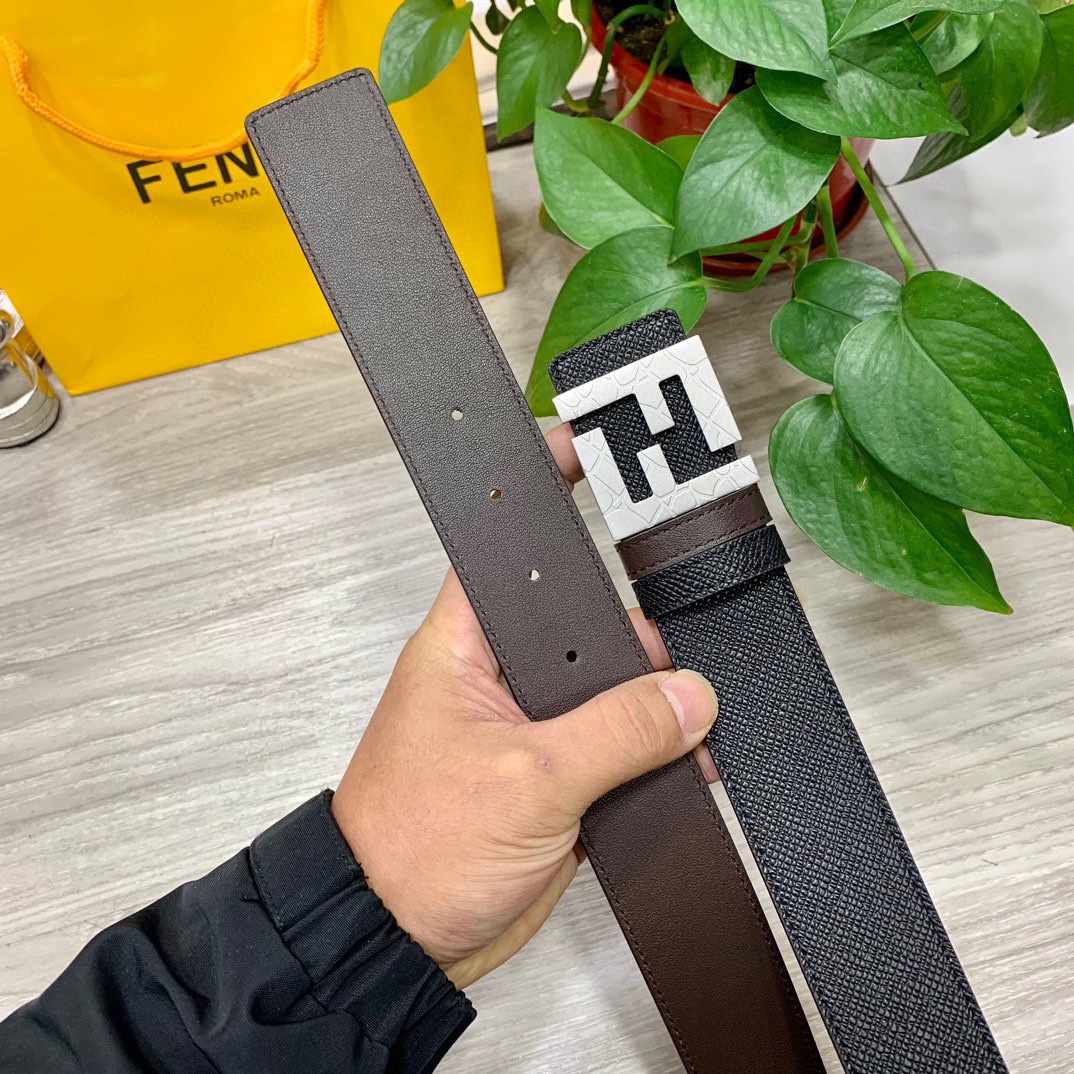 
        FENDl （芬迪）宽40MM双面原版小牛皮 搭配单钌钯电镀扣 完美的手感.油边 出众