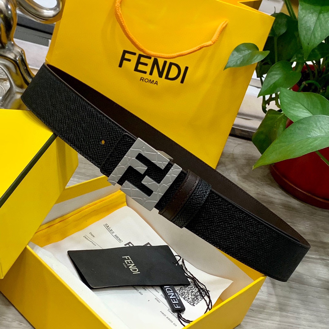 
        FENDl （芬迪）宽40MM双面原版小牛皮 搭配单钌钯电镀扣 完美的手感.油边 出众