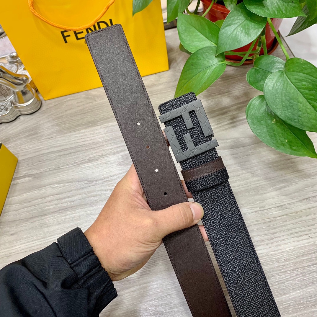 
        FENDl （芬迪）宽40MM双面原版小牛皮 搭配单钌钯电镀扣 完美的手感.油边 出众