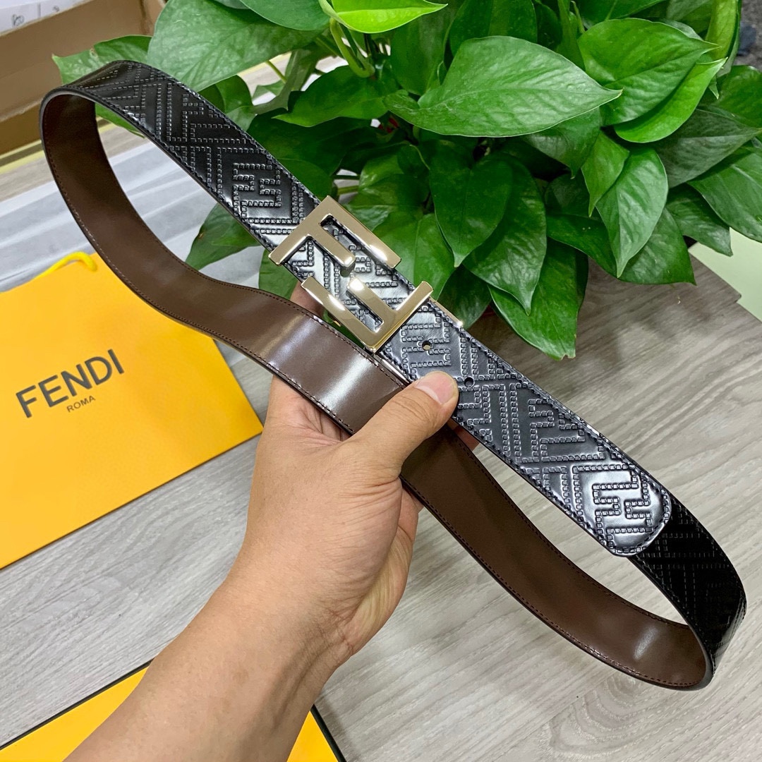 FENDI专柜同款宽35MM标志造型宽皮带原版FF单钉扣进口原版小牛皮制成印有浮雕黑FF图案镀金表面金属