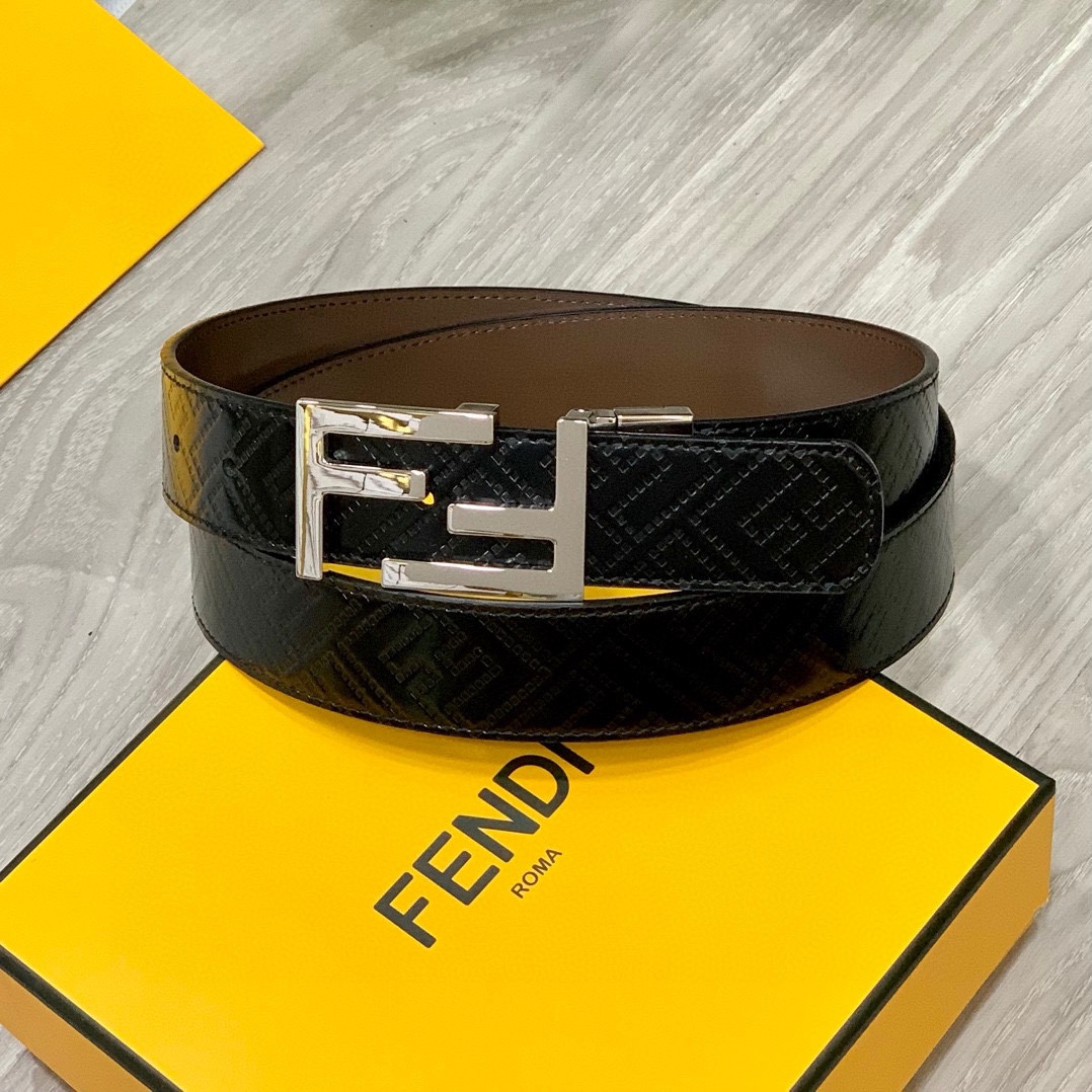 FENDI专柜同款宽35MM标志造型宽皮带原版FF单钉扣进口原版小牛皮制成印有浮雕黑FF图案镀金表面金属
