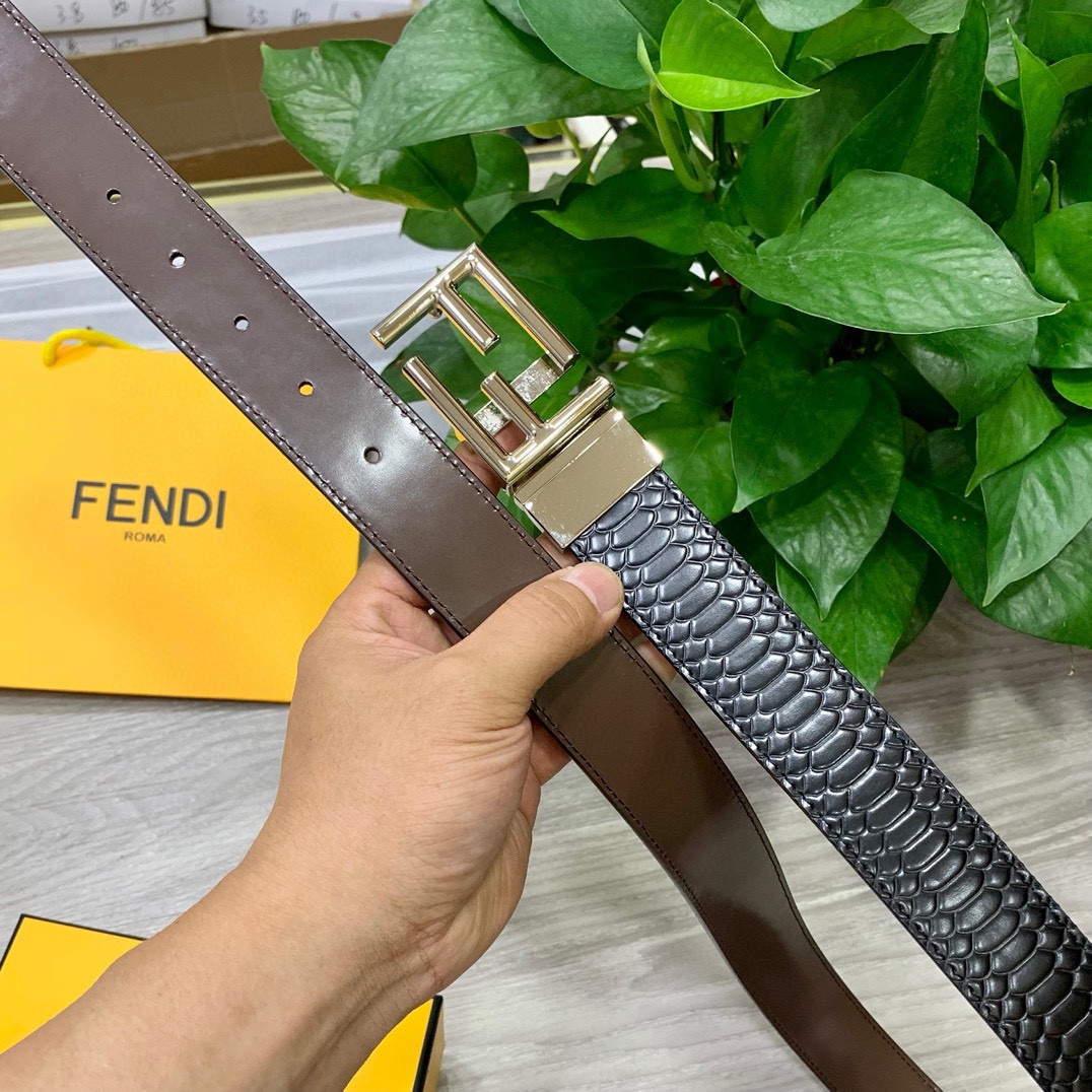 FENDI专柜同款宽35MM标志造型宽皮带原版FF单钉扣进口原版小牛皮制成印有浮雕黑FF图案镀金表面金属