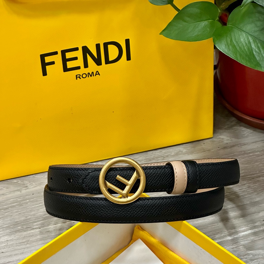 
 FENDl 宽20MM，原单进口小牛皮，搭配原单钌钯电镀F扣，手感.油边近乎完美，原产皮料定制，质感
