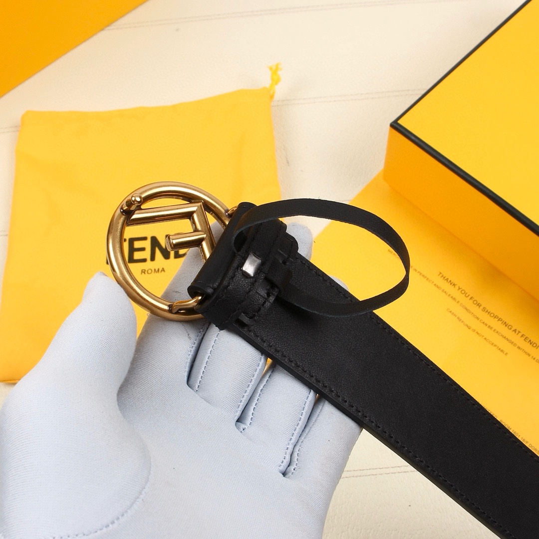 FENDI/芬迪宽38MM标志造型宽皮带原版针扣进口原版小牛皮制成印有浮雕黑FF图案镀金表面金属制品品质