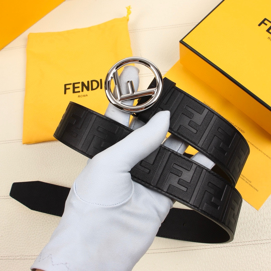 FENDI/芬迪宽38MM标志造型宽皮带原版针扣进口原版小牛皮制成印有浮雕黑FF图案镀金表面金属制品品质