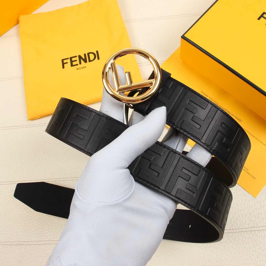 FENDI/芬迪宽38MM标志造型宽皮带原版针扣进口原版小牛皮制成印有浮雕黑FF图案镀金表面金属制品品质