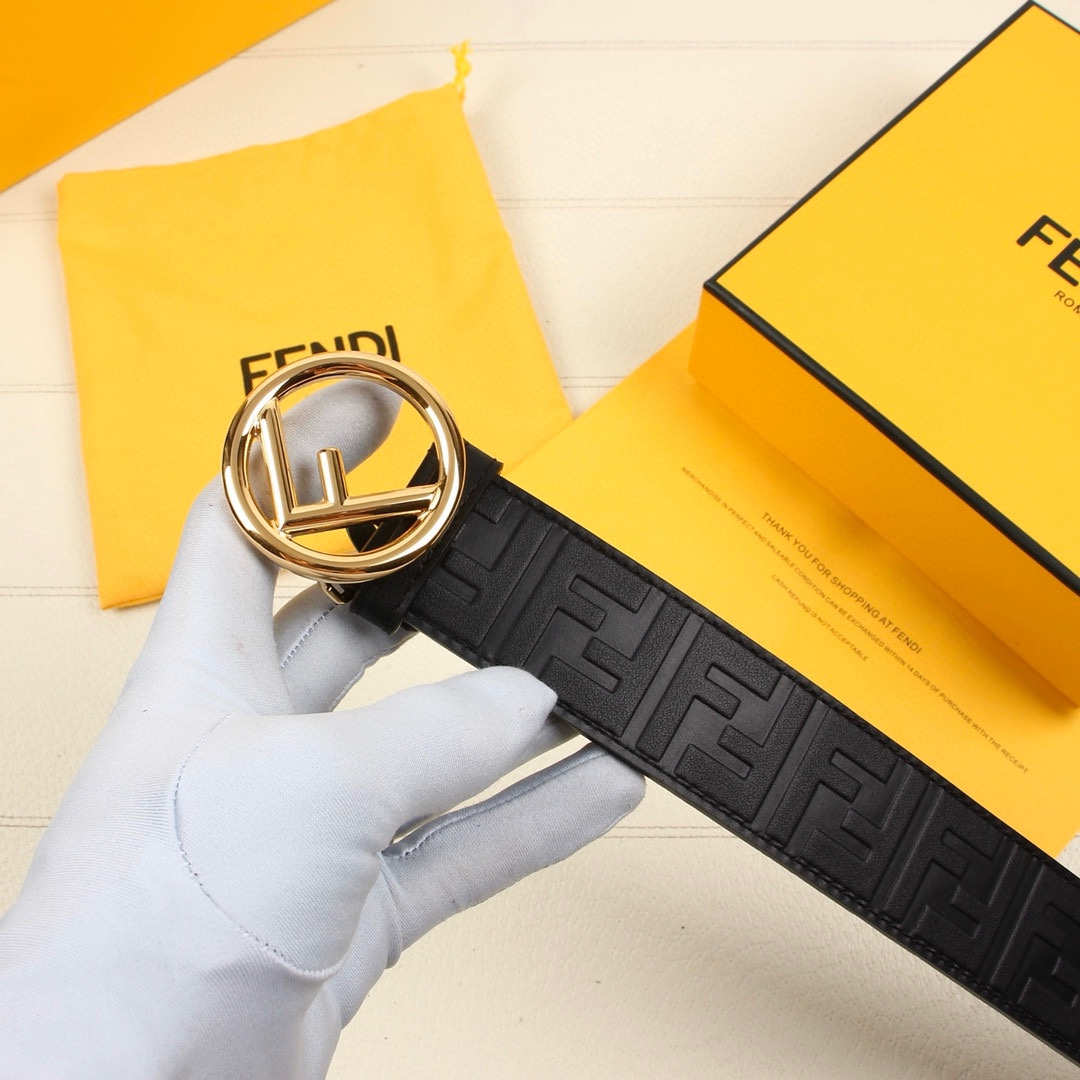 FENDI/芬迪宽38MM标志造型宽皮带原版针扣进口原版小牛皮制成印有浮雕黑FF图案镀金表面金属制品品质