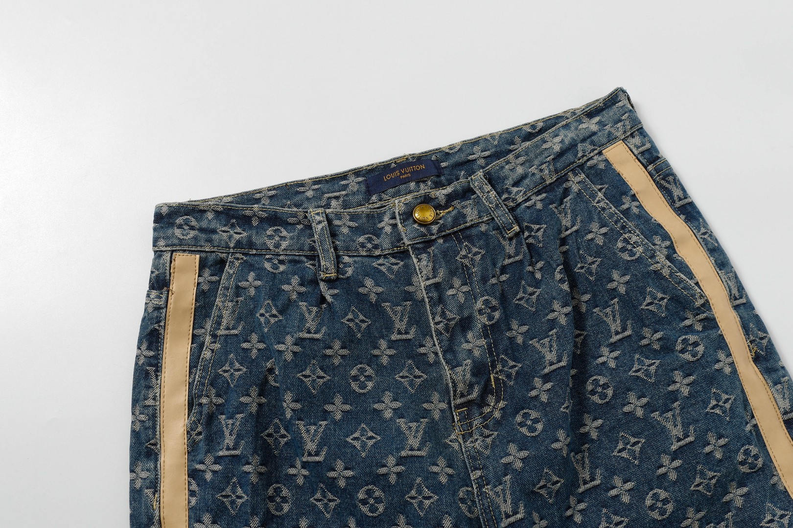 Louis Vuitton/路易威登 满印侧边皮条水洗蓝牛仔裤-Chinese UA Cheap High Quatity Brand Clothes Bags handbags Sneakers wholesale wholesaler seller from China Factory suppliers Fashion Clothing Shoes best Quality Beautiful Price Louis Vuitton/路易威登 满印侧边皮条水洗蓝牛仔裤