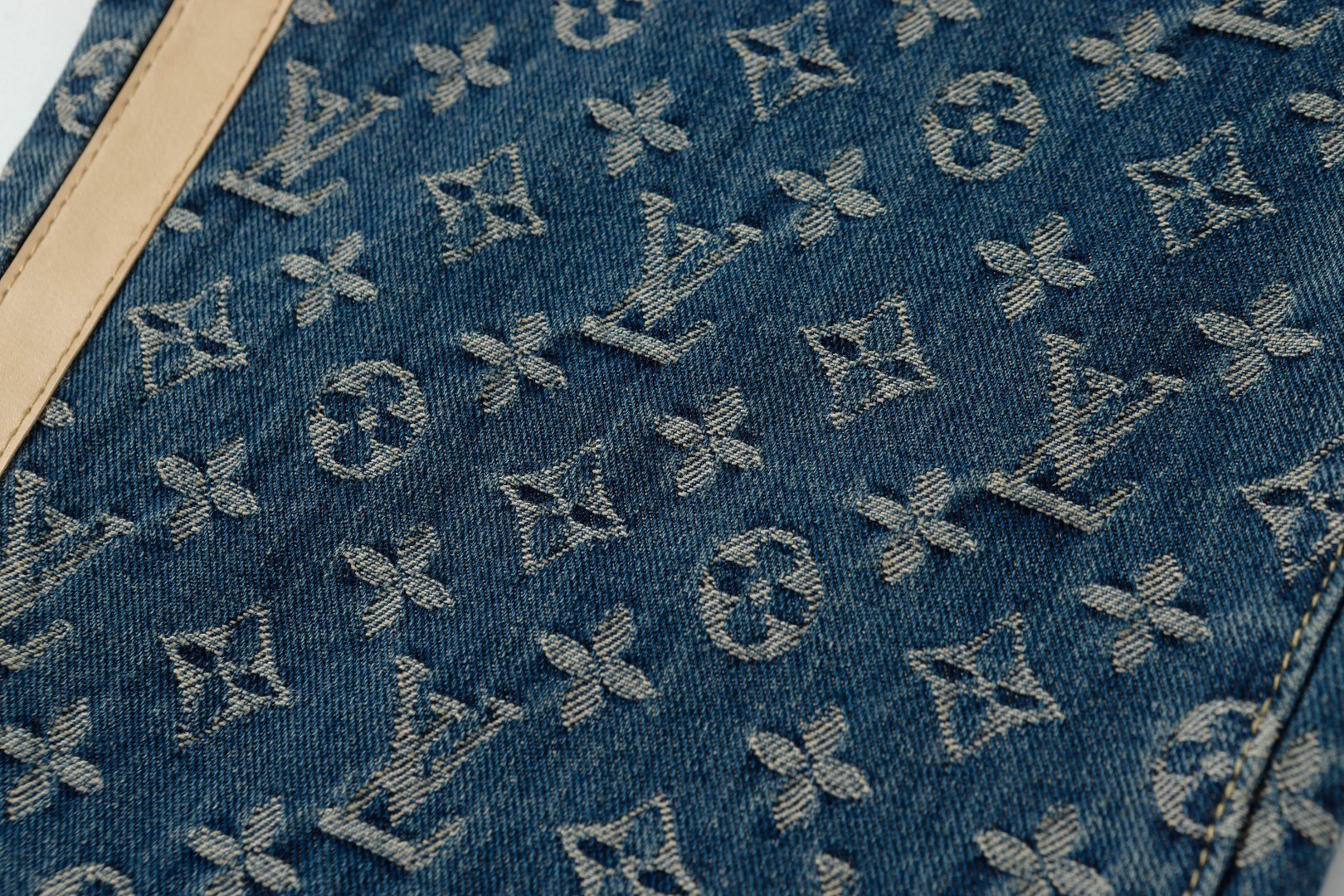 Louis Vuitton/路易威登 满印侧边皮条水洗蓝牛仔裤-Chinese UA Cheap High Quatity Brand Clothes Bags handbags Sneakers wholesale wholesaler seller from China Factory suppliers Fashion Clothing Shoes best Quality Beautiful Price Louis Vuitton/路易威登 满印侧边皮条水洗蓝牛仔裤