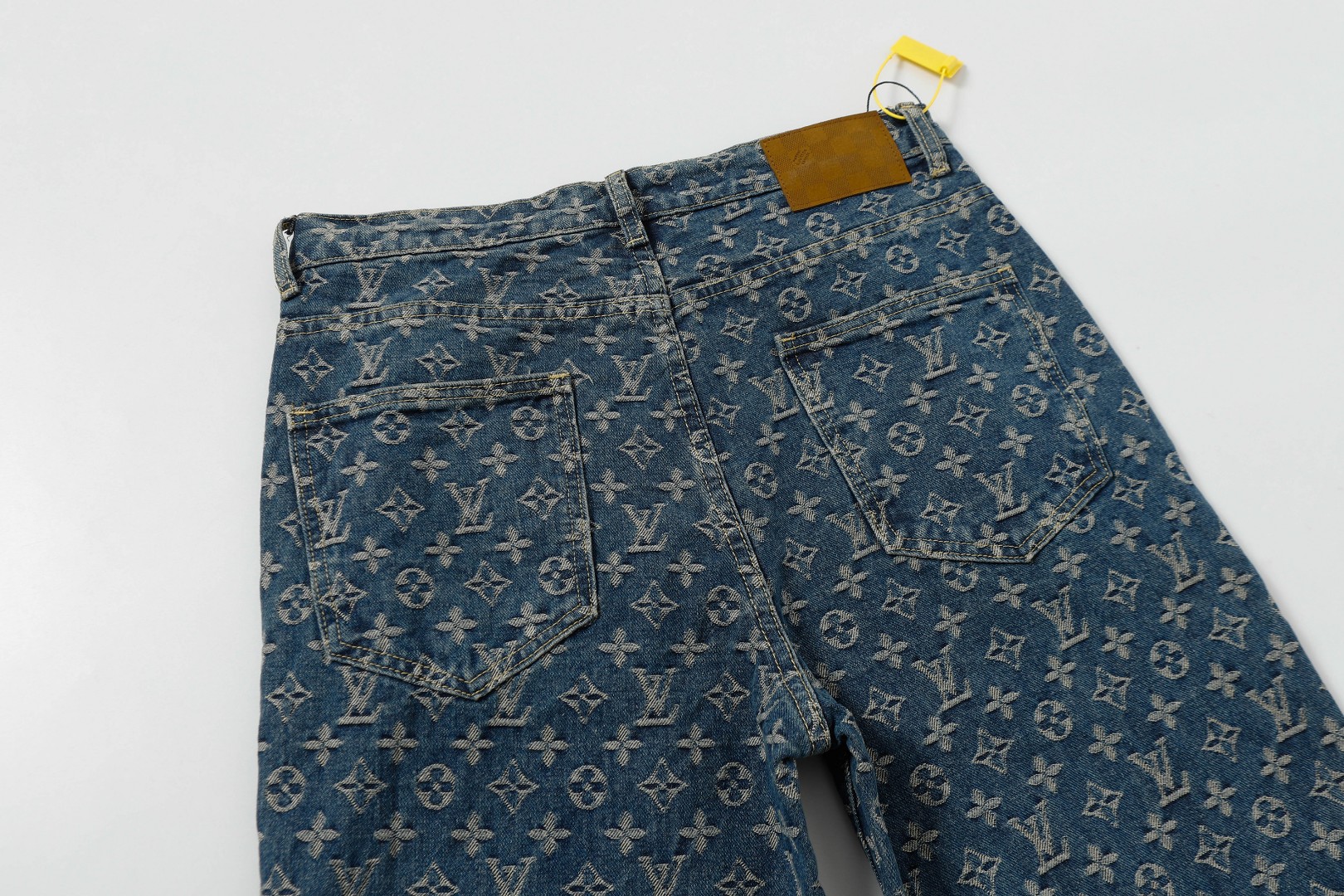 Louis Vuitton/路易威登 满印侧边皮条水洗蓝牛仔裤-Chinese UA Cheap High Quatity Brand Clothes Bags handbags Sneakers wholesale wholesaler seller from China Factory suppliers Fashion Clothing Shoes best Quality Beautiful Price Louis Vuitton/路易威登 满印侧边皮条水洗蓝牛仔裤