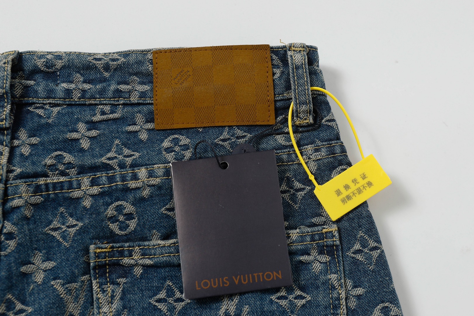 Louis Vuitton/路易威登 满印侧边皮条水洗蓝牛仔裤-Chinese UA Cheap High Quatity Brand Clothes Bags handbags Sneakers wholesale wholesaler seller from China Factory suppliers Fashion Clothing Shoes best Quality Beautiful Price Louis Vuitton/路易威登 满印侧边皮条水洗蓝牛仔裤