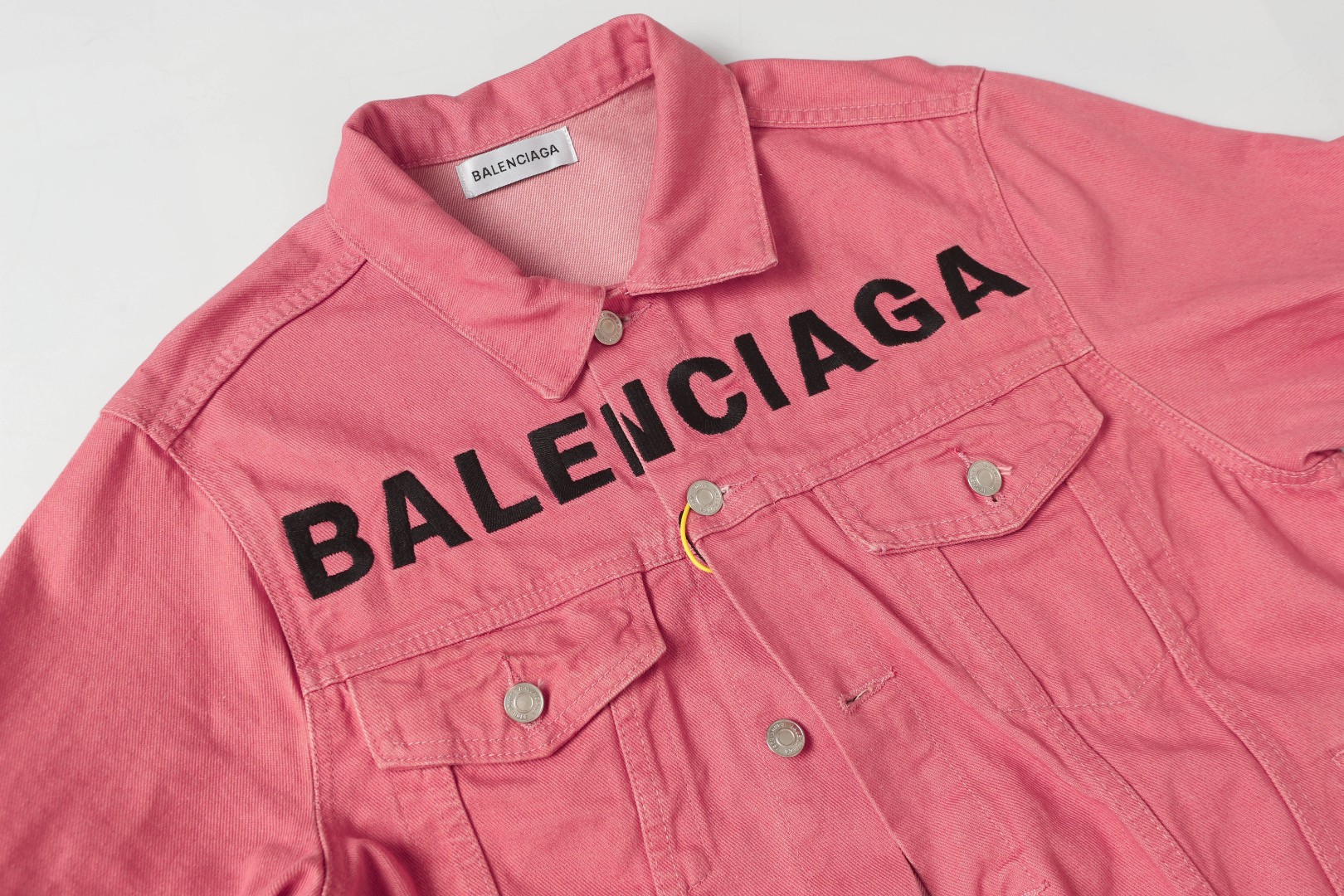 高版本💰150张云雷同款 售价7615 (实物颜色超美) 屁桃粉Balenciaga巴黎世家 22SS logo刺绣 女士牛仔夹克外套 皇室品牌LOW出品 柜价破万规格,个性高街潮款,欧美涂鸦刺绣元素打造,女士高街牛仔派克彩色夹克外套
人气爆款单品来袭,今年的Balenciaga绝对是不可小嘘,可能由于其大力宣传的原因,今年的Balenciaga的粉丝数量是呈现几何式,大家可以很明显的发现,身边越来越多的人开始讨论起Balenciaga跟穿戴起Balenciaga了,其风头可以说是一时无二!!
上身效果简直惊爆眼球的款式,我相信很多女粉在看到此款的第一眼就已经被深深征服了吧,高端水洗牛仔面料打造,配置彩色华丽的打造,给人的感觉极为个性跟不凡,尤其胸口的涂鸦元素打造,更是尽显时尚风范,高奢的皮标配置更是将Balenciaga的品牌魅力彰显的一览无余,更加提升了整款的档次以及规格所在!!
上身即是新潮,上身即是酷炫的完美秋冬穿搭潮品,并且风格更是多变,可奢华可萌趣,无论你是那种类型的女孩子上身此款都会变得相当适宜!!无需多言的爆款产物,大家自行抢购吧!!
尺码数据:S-M-L-XL
s衣长62 肩宽47 胸围106
m衣长64 肩宽48 胸围110
L衣长66 肩宽49 胸围114
XL衣长68 肩宽50 胸围118