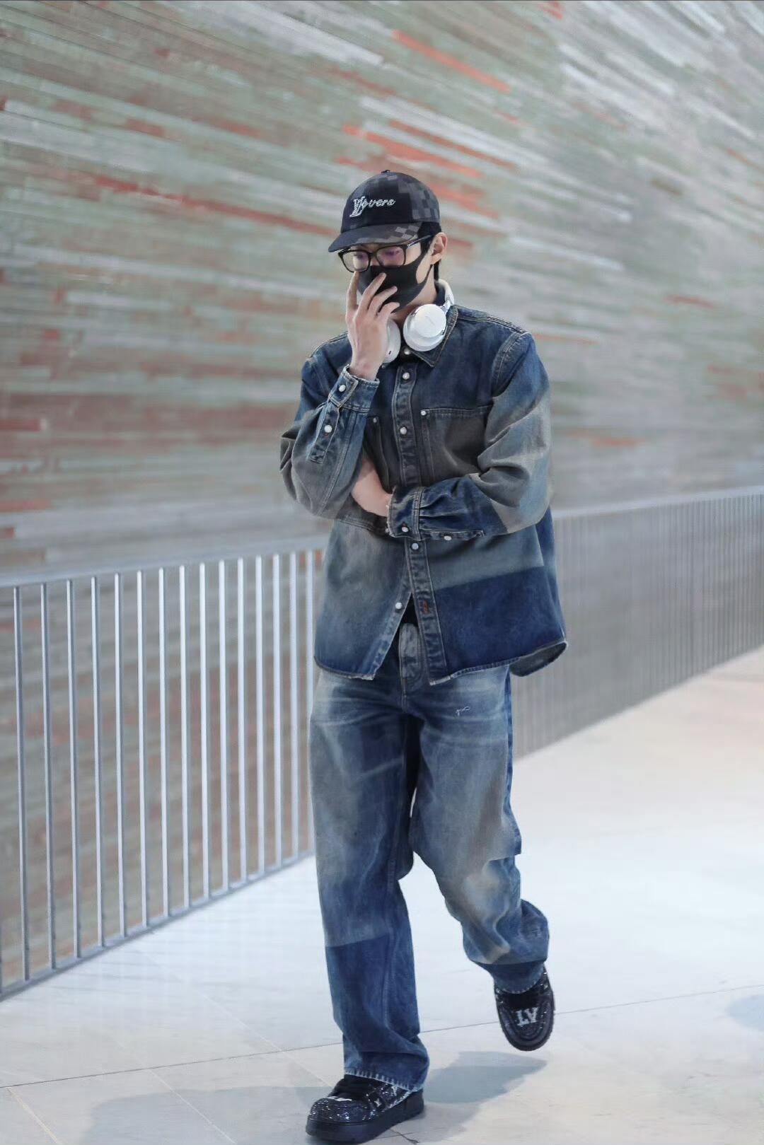 上衣 牛仔裤 王鹤棣同款Louis Vuitton LV路易威登2025新款影印日晒褪色效果丹宁渐变复古口袋牛仔衬衫外套牛仔裤套装 斜纹棉牛仔面料 透气性佳 柔软亲肤 翻领廓形牛仔外套剪裁 多重酵素水洗工艺处理 打造柔和自然的渐变擦色效果 胸前对称大口袋装饰 单侧缝制皮标印刻徽标字样 突出亮点 复古又时尚 增加造型感 轻松突出时髦洋气的风格 更为松弛 上身叠穿帅气时髦 男女同款 46衣长73 肩宽48 胸围110 48衣长75肩宽49 胸围114 50衣长76肩宽50 胸围118 52衣长78肩宽51 胸围122 裤子尺码(个人腰围不同 请按平时码数下单) s裤长100 腰围71 M裤长102腰围76 L裤长104腰围81 XL裤长106腰围86