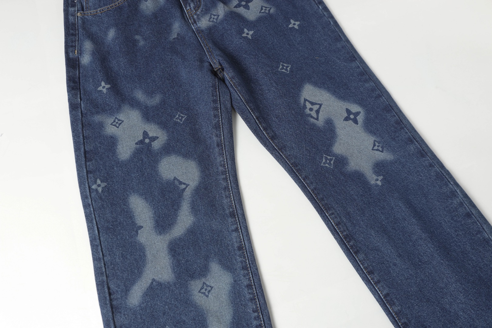 Louis Vuitton/路易威登 25ss 局部激光火烧牛仔裤-Chinese UA Cheap High Quatity Brand Clothes Bags handbags Sneakers wholesale wholesaler seller from China Factory suppliers Fashion Clothing Shoes best Quality Beautiful Price Louis Vuitton/路易威登 25ss 局部激光火烧牛仔裤