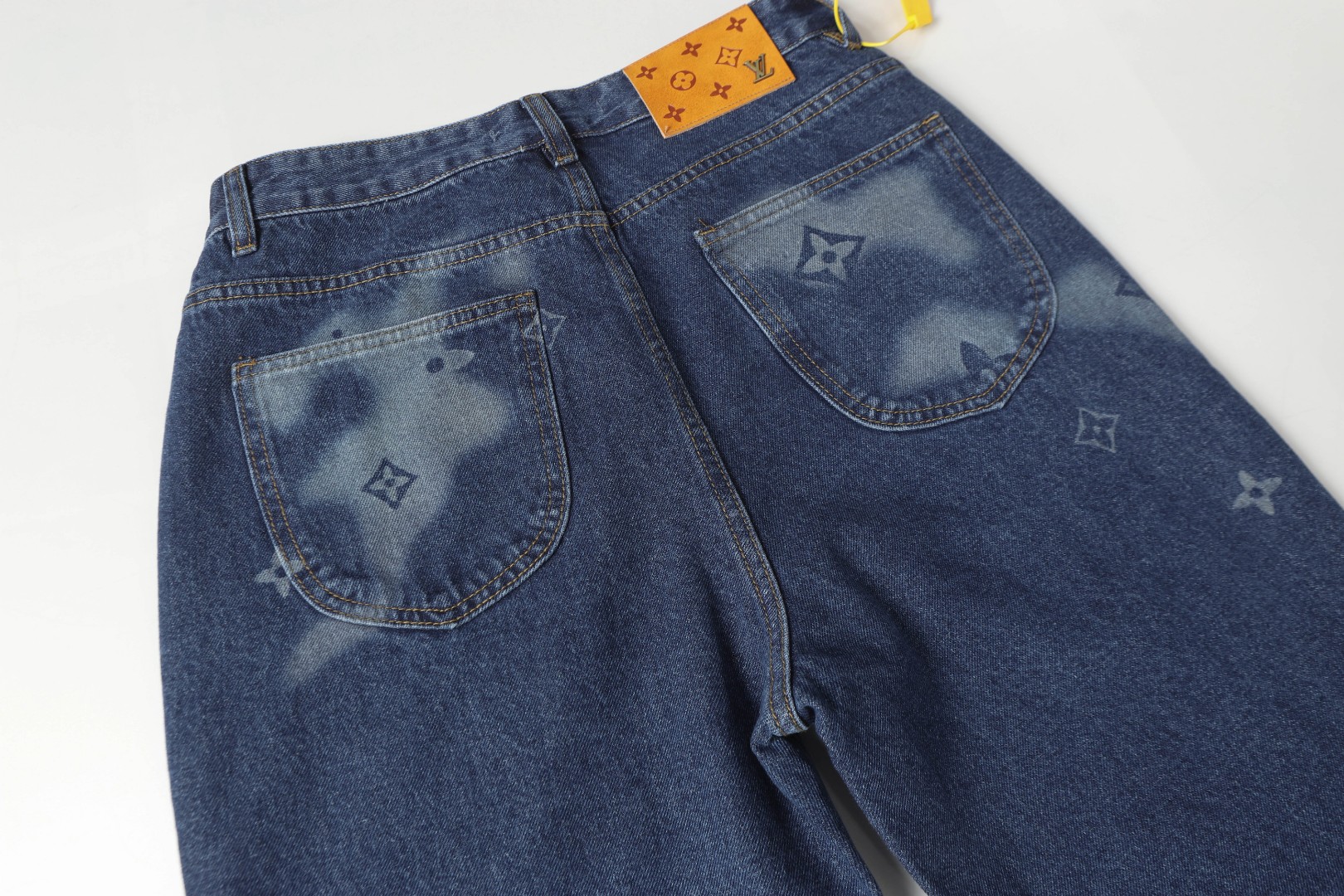 Louis Vuitton/路易威登 25ss 局部激光火烧牛仔裤-Chinese UA Cheap High Quatity Brand Clothes Bags handbags Sneakers wholesale wholesaler seller from China Factory suppliers Fashion Clothing Shoes best Quality Beautiful Price Louis Vuitton/路易威登 25ss 局部激光火烧牛仔裤