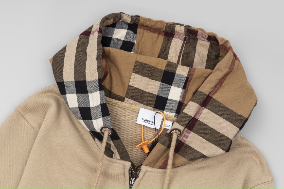 Luxury Cotton T-shirt by Burberry with High Quality Tailoring and Packaging - 图片 3