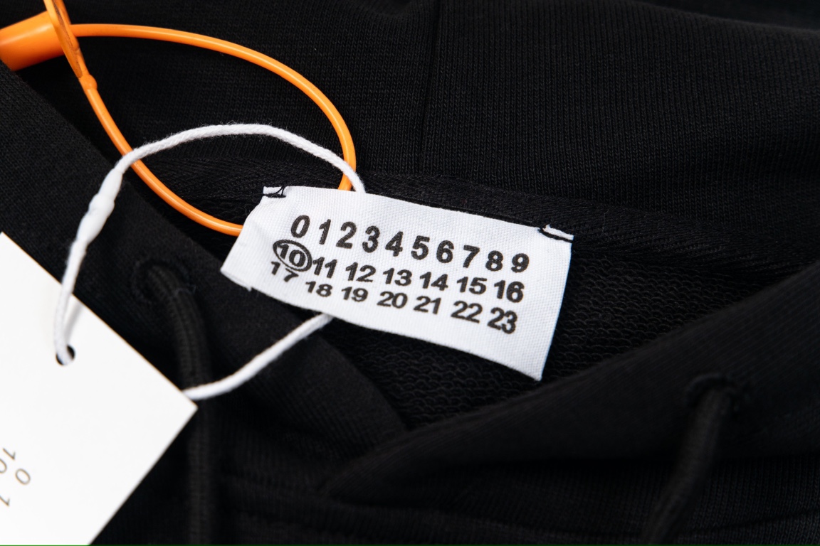 MM6 Magella Digital Stamped Hoodie with High-quality Fabrics and Impeccable Printing - 图片 5