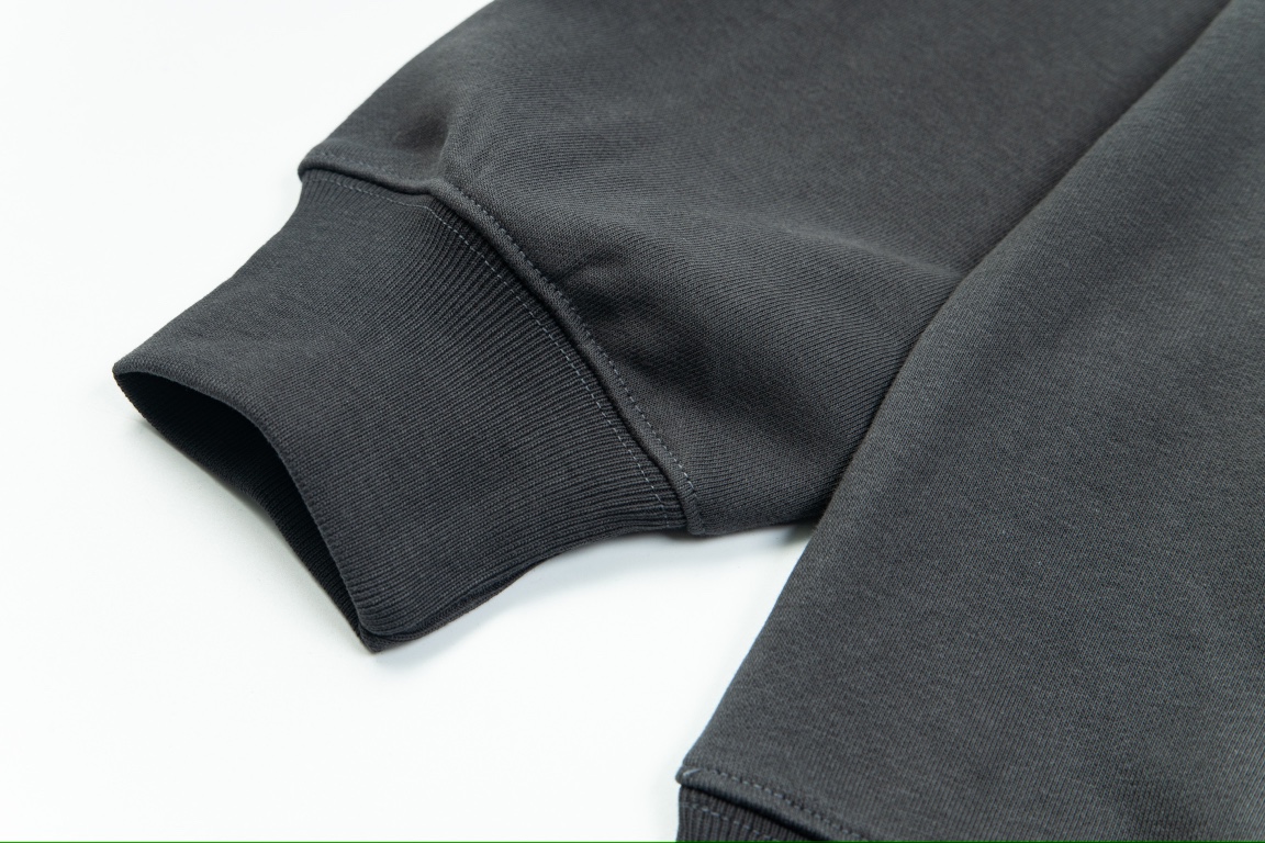 Loewe’s Luxe Cotton Hoodie in Special Color with Unique Fabric and Packaging - 图片 8