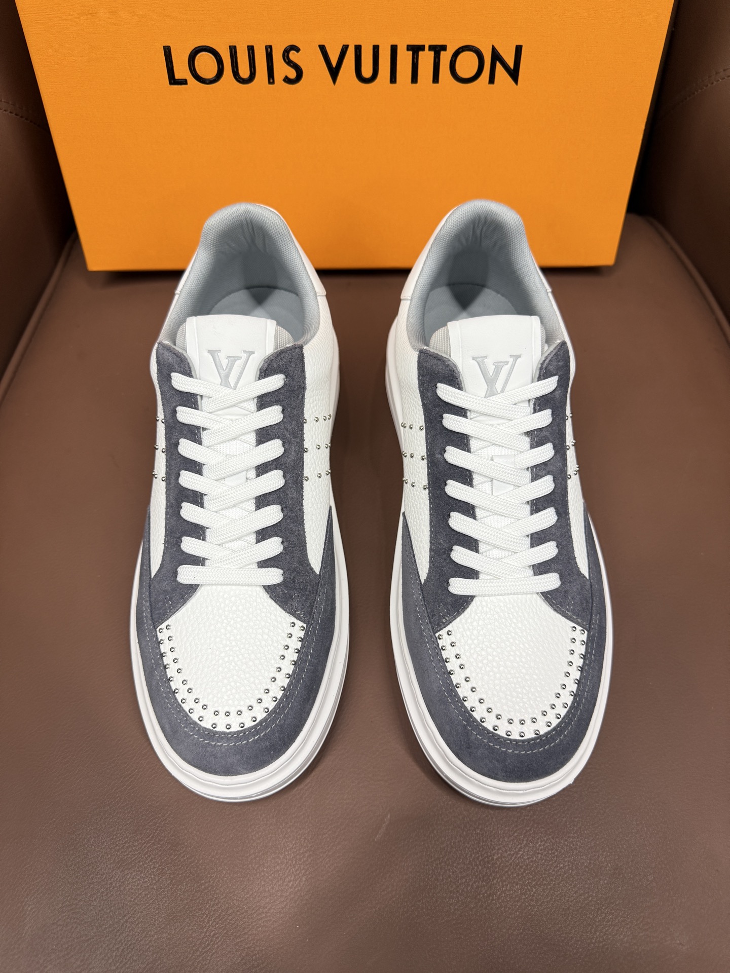 NO:274585,L new high-end casual sneakers for men, with imported cowhide and nails, original ultra-light tpu outsole, wear-resistant and comfortable, Monogram lougou embellished with rubber outsole, breathable mesh inner lining, versatile and classic style!  Size38-44 (.45, 46 customized),,sneakers,cowhide19860909L 新品男士高端休闲运动鞋,选用进口头层牛皮拼接打钉,原版超轻tpu大底,耐磨舒适,Monogram lougou点缀橡胶外底,透气网布内里,百搭经典款式！ Size38-44（.45、46 定做）,,sneakers,cowhide,Men's shoes