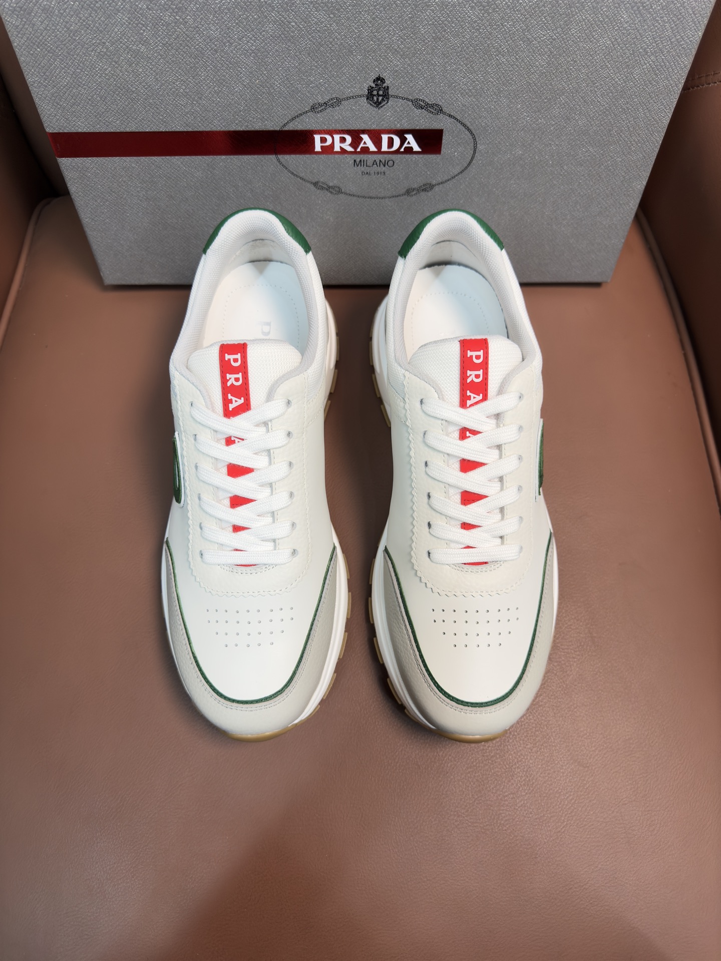 NO:275796,# Prada's new leather sneakers, the new season of lace-up flat-sole sneakers are launched, lace-up casual flat-sole sneakers with Prad flavor. The overall shoe shape is smooth and natural. The inner soft and breathable and wear-resistant. The midsole has letters on the same board, and the high-elastic molded embryo pad is not deformed for a long time. The same board is worn for a long time and does not smell bad feet. The memory sponge and the original version make the shoes look plump and stylish, breathable, and it is not deformed. The material TPU molded sole/fabric high silk tire calf/inner mixed breeding sheep/foot pad midsole is the same as the original version Size39-44 (customized for 45),, prada, prada, sneakers19860909# 普拉达新款皮革运动鞋 新一季系带平底运动鞋到风头 推出属于prad味道的系带休闲平底运动鞋 整体鞋型流畅自然 高级感十足内里柔软透气耐磨,中底同原板有字母,高弹成型胚垫,同原板久穿不变形,不臭脚；记忆海棉同原版让鞋子看上去饱满有型,透气性强,耐穿不变型 材质TPU成型大底/面料高丝胎小牛/内里混种羊里/垫脚中底同原版  Size39-44（45定做）,,prada,prada,sneakers,Men's shoes