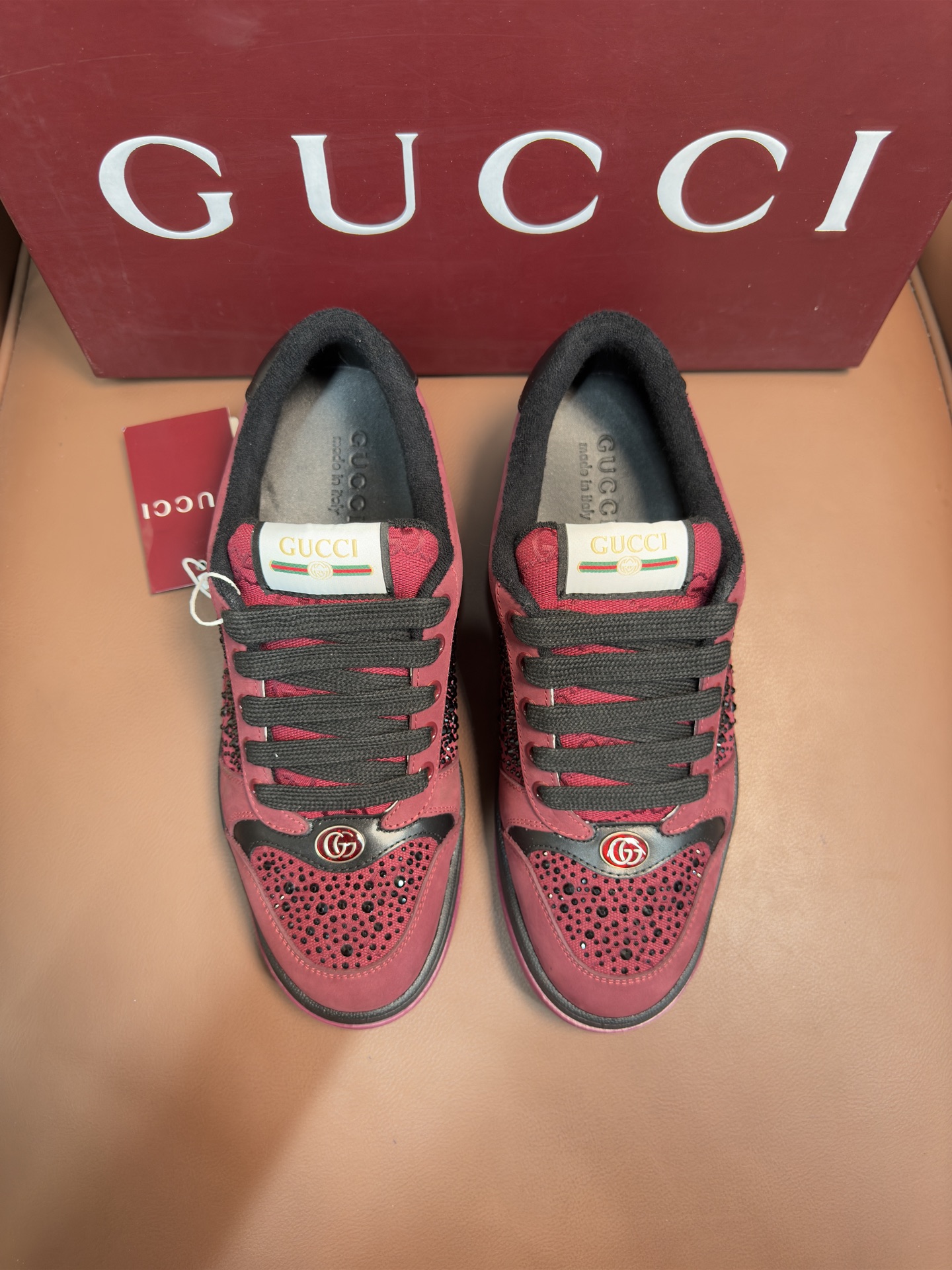 NO:347573,Drilling surface# Gucci series of sports dirty shoes are all upgraded to the zp process, and the leather and the sole are made of aging at one time, rather than being used in the later stage of the market goods, and look very cheap colors. The inner part is a cotton yarn blended towel customized according to the authentic product, and the thickness, breathability and feel are the same as the original product. The authentic molded cowhide stepping and stamping are made, rather than the ordinary version of the market's hand-cut material. The metal double G oval enamel hardware that is opened according to the original mold is compared with the latest outsole. The details of the previous version have been adjusted, and we have also upgraded it. The exclusive private model and the authentic TPR outsole are perfectly restored to the original craftsmanship in terms of softness and hardness, lines and clarity of the texture, and wear comfort. The market-consolidated rubber sole not only has the color, texture, and bee pattern of the sole, but also has no texture at all. The thickness of the sole is about 2.5cm. The authentic product is consistent with the full packaging. Size38-44,,gucci,cowhide19860909钻面# 古驰系列运动小脏鞋,全部按zp升级空胶工艺,皮料和大底一次性做旧成型,而非市场货后期做旧,看上去非常廉价的颜色.內里是按照正品一致定制的棉纱混纺毛巾內里,厚度、透气性、手感都和正品一致.正品开模牛皮垫脚,冲压成型,而不是市场普通版本的手工开料.按原版开模的金属双G椭圆形珐琅五金,最新的大底相比之前的版本细节有所调整,我们同样做了升级,独家私模和正品一致的TPR大底无论是软硬度、纹路的线条和清晰度以及穿着舒适度上,都完美还原原版工艺.市场通货的橡胶底不但颜色、纹路、鞋底蜜蜂图案不对,而且完全没有质感.鞋底厚度约为2.5cm.正品一致全套包装.Size38-44,,gucci,cowhide,Men's shoes