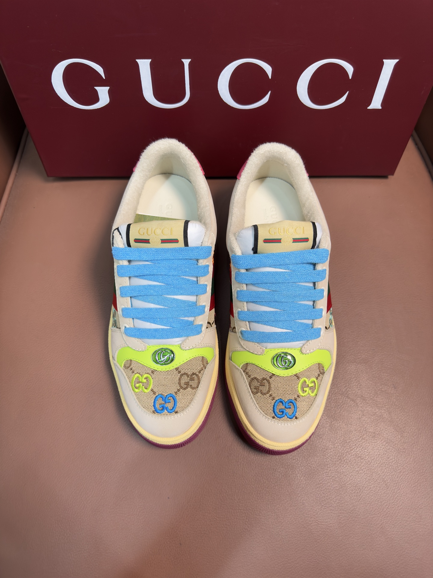 NO:347587,Gucci series of sports dirty shoes are all upgraded to the zp process, and the leather and the sole are made of aging at one time, rather than being used in the later stage of the market goods, and look very cheap colors. The inner part is a cotton yarn blended towel customized according to the authentic product, and the thickness, breathability and feel are the same as the original product. The authentic molded cowhide stepping and stamping are made, rather than the ordinary version of the market's hand-cut material. The metal double G oval enamel hardware that is opened according to the original mold is compared with the latest outsole. The details of the previous version have been adjusted, and we have also upgraded it. The exclusive private model and the authentic TPR outsole are perfectly restored to the original craftsmanship in terms of softness and hardness, lines and clarity of the texture, and wear comfort. The market-consolidated rubber sole not only has the color, texture, and bee pattern of the sole, but also has no texture at all. The thickness of the sole is about 2.5cm. The authentic product is consistent with the full packaging. Size35-40,,gucci,cowhide19860909古驰系列运动小脏鞋,全部按zp升级空胶工艺,皮料和大底一次性做旧成型,而非市场货后期做旧,看上去非常廉价的颜色.內里是按照正品一致定制的棉纱混纺毛巾內里,厚度、透气性、手感都和正品一致.正品开模牛皮垫脚,冲压成型,而不是市场普通版本的手工开料.按原版开模的金属双G椭圆形珐琅五金,最新的大底相比之前的版本细节有所调整,我们同样做了升级,独家私模和正品一致的TPR大底无论是软硬度、纹路的线条和清晰度以及穿着舒适度上,都完美还原原版工艺.市场通货的橡胶底不但颜色、纹路、鞋底蜜蜂图案不对,而且完全没有质感.鞋底厚度约为2.5cm.正品一致全套包装.Size35-40,,gucci,cowhide,Men's shoes