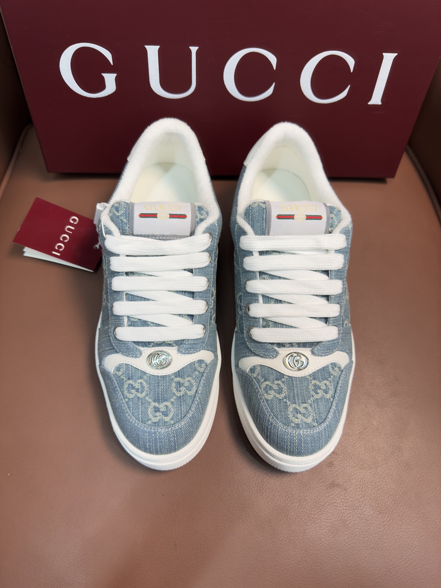 NO:347630,Gucci series of sports dirty shoes are all upgraded to the zp process, and the leather and the sole are made of aging at one time, rather than being used in the later stage of the market goods, and look very cheap colors. The inner part is a cotton yarn blended towel customized according to the authentic product, and the thickness, breathability and feel are the same as the original product. The authentic molded cowhide stepping and stamping are made, rather than the ordinary version of the market's hand-cut material. The metal double G oval enamel hardware that is opened according to the original mold is compared with the latest outsole. The details of the previous version have been adjusted, and we have also upgraded it. The exclusive private model and the authentic TPR outsole are perfectly restored to the original craftsmanship in terms of softness and hardness, lines and clarity of the texture, and wear comfort. The market-consolidated rubber sole not only has the color, texture, and bee pattern of the sole, but also has no texture at all. The thickness of the sole is about 2.5cm. The authentic product is consistent with the full packaging. Size38-44,,gucci,cowhide19860909古驰系列运动小脏鞋,全部按zp升级空胶工艺,皮料和大底一次性做旧成型,而非市场货后期做旧,看上去非常廉价的颜色.內里是按照正品一致定制的棉纱混纺毛巾內里,厚度、透气性、手感都和正品一致.正品开模牛皮垫脚,冲压成型,而不是市场普通版本的手工开料.按原版开模的金属双G椭圆形珐琅五金,最新的大底相比之前的版本细节有所调整,我们同样做了升级,独家私模和正品一致的TPR大底无论是软硬度、纹路的线条和清晰度以及穿着舒适度上,都完美还原原版工艺.市场通货的橡胶底不但颜色、纹路、鞋底蜜蜂图案不对,而且完全没有质感.鞋底厚度约为2.5cm.正品一致全套包装.Size38-44,,gucci,cowhide,Men's shoes