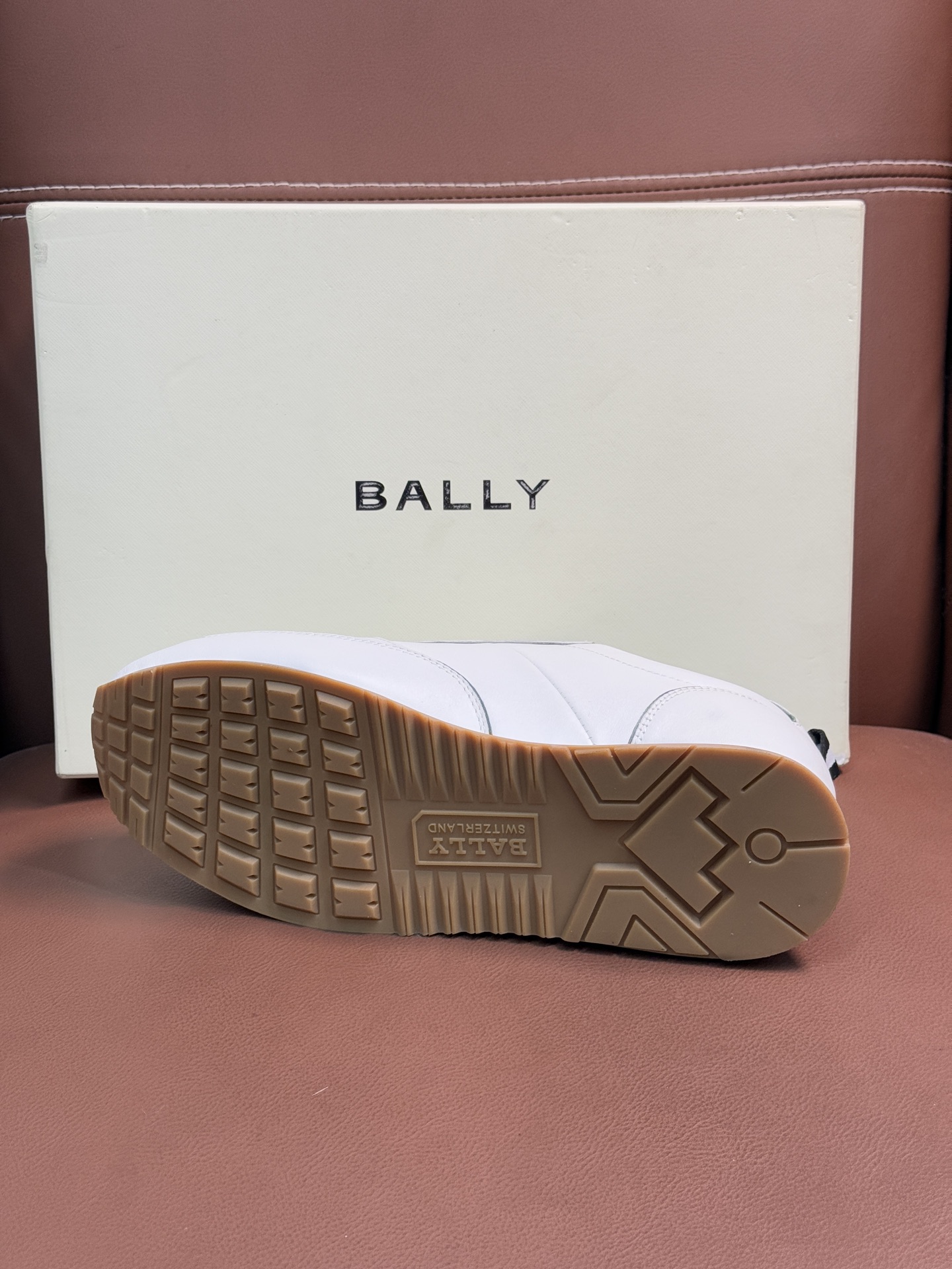 【 BALLY】巴利 P410💰
-高端品质 原单🔍🔍休闲运动鞋
-鞋面:进口🔝纳帕小牛皮、反绒小牛皮、品牌高丝光帆布、后跟高周波品牌logo
-内里:水染牛皮
-大底:超轻TPU·发泡;成型大底
-超高品控·做工精细:凸显(高端·贵气·档次)
-Size :39-44(38,45,可订做)