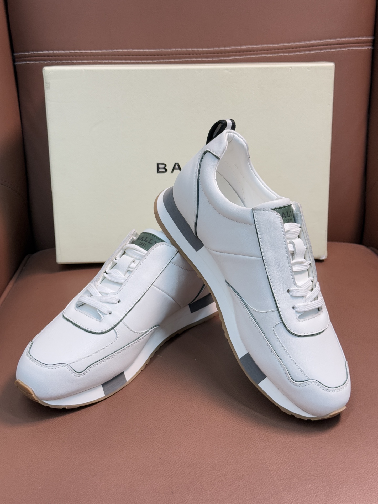【 BALLY】巴利 P410💰
-高端品质 原单🔍🔍休闲运动鞋
-鞋面:进口🔝纳帕小牛皮、反绒小牛皮、品牌高丝光帆布、后跟高周波品牌logo
-内里:水染牛皮
-大底:超轻TPU·发泡;成型大底
-超高品控·做工精细:凸显(高端·贵气·档次)
-Size :39-44(38,45,可订做)